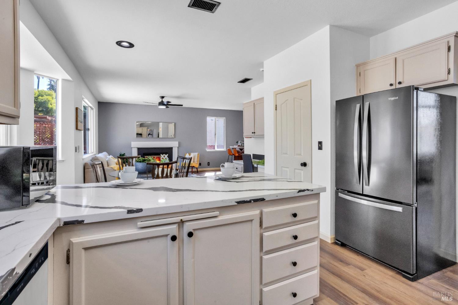 Detail Gallery Image 8 of 35 For 1042 Armsby Way, Suisun City,  CA 94585 - 3 Beds | 2/1 Baths