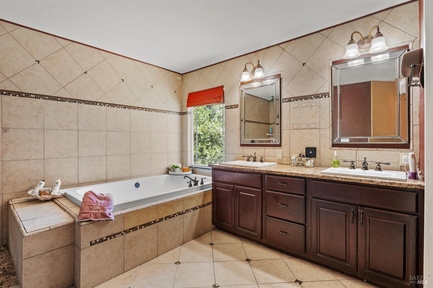 Detail Gallery Image 15 of 35 For 8621 Uva Dr, Redwood Valley,  CA 95470 - 3 Beds | 3 Baths