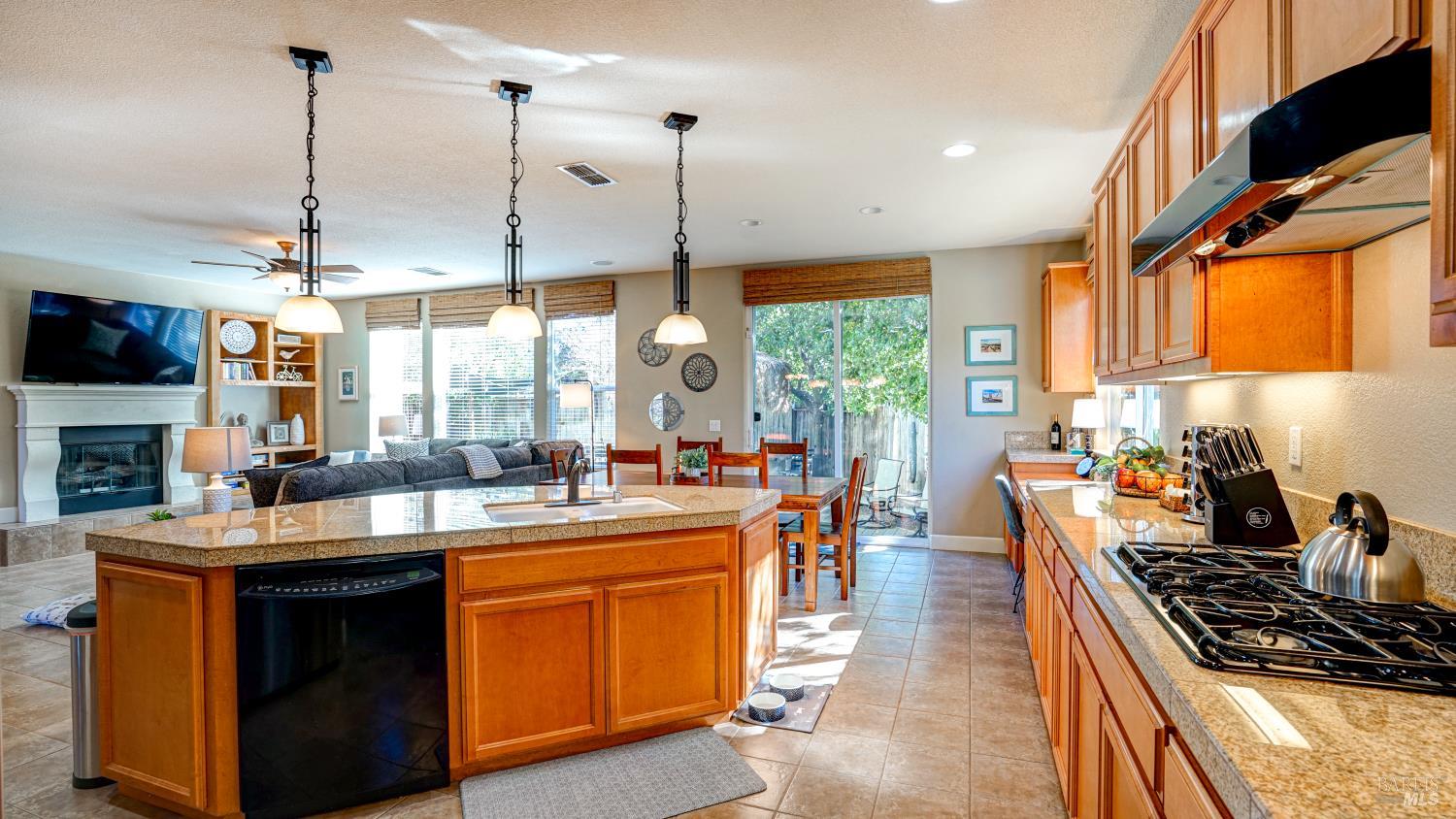 Detail Gallery Image 11 of 43 For 8414 Stomper Dr, Windsor,  CA 95492 - 4 Beds | 3 Baths