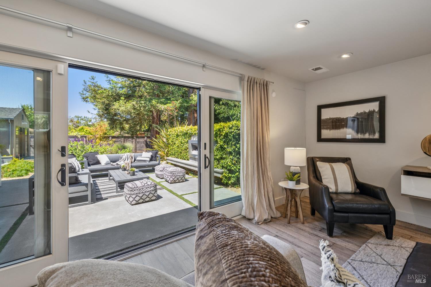 Detail Gallery Image 9 of 24 For 17 Juno Rd, Tiburon,  CA 94920 - 3 Beds | 3 Baths