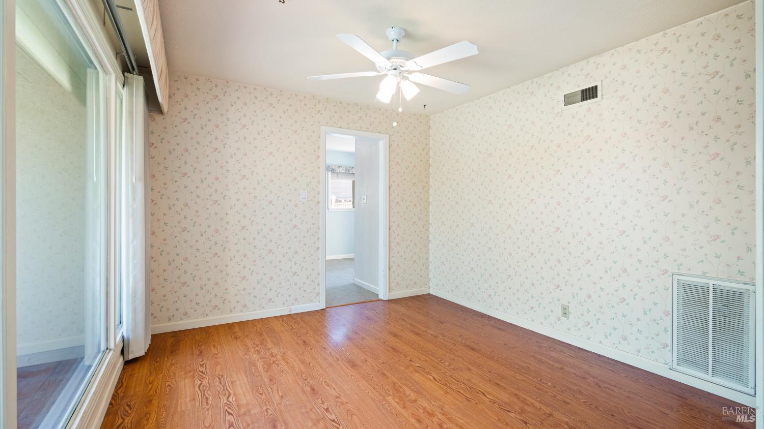 Detail Gallery Image 9 of 31 For 114 Edith St, Petaluma,  CA 94952 - 3 Beds | 2/1 Baths