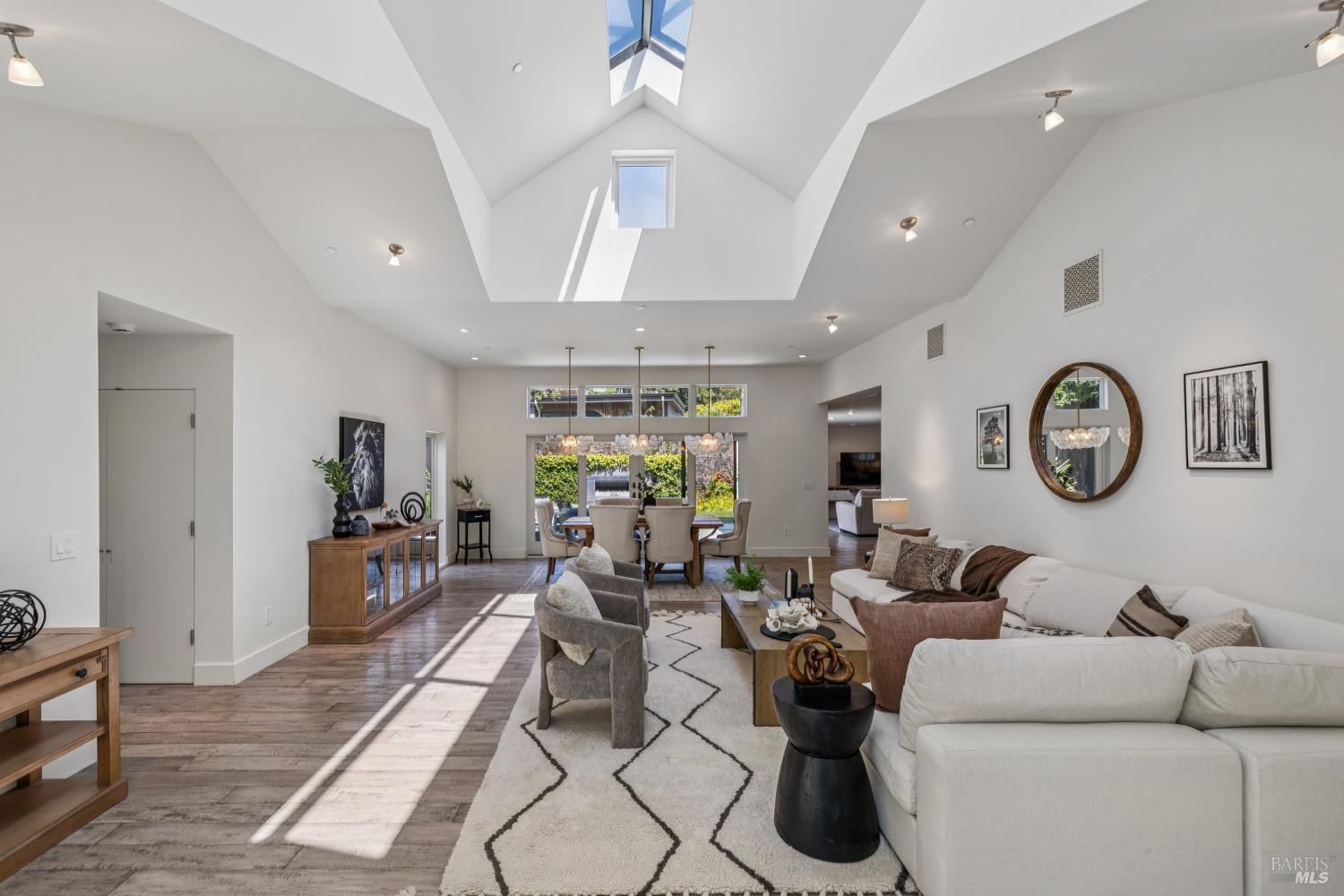 Detail Gallery Image 3 of 24 For 17 Juno Rd, Tiburon,  CA 94920 - 3 Beds | 3 Baths