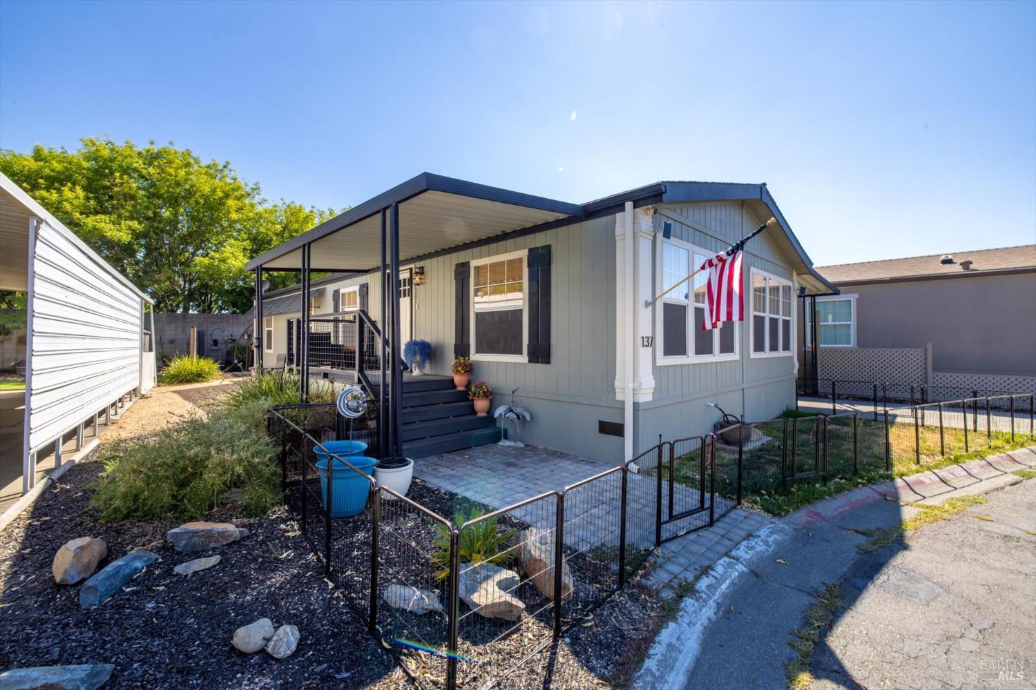 Detail Gallery Image 3 of 20 For 137 Lemon Tree Cir, Vacaville,  CA 95687 - 2 Beds | 2 Baths