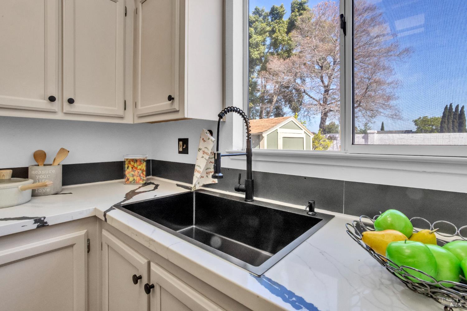 Detail Gallery Image 10 of 35 For 1042 Armsby Way, Suisun City,  CA 94585 - 3 Beds | 2/1 Baths