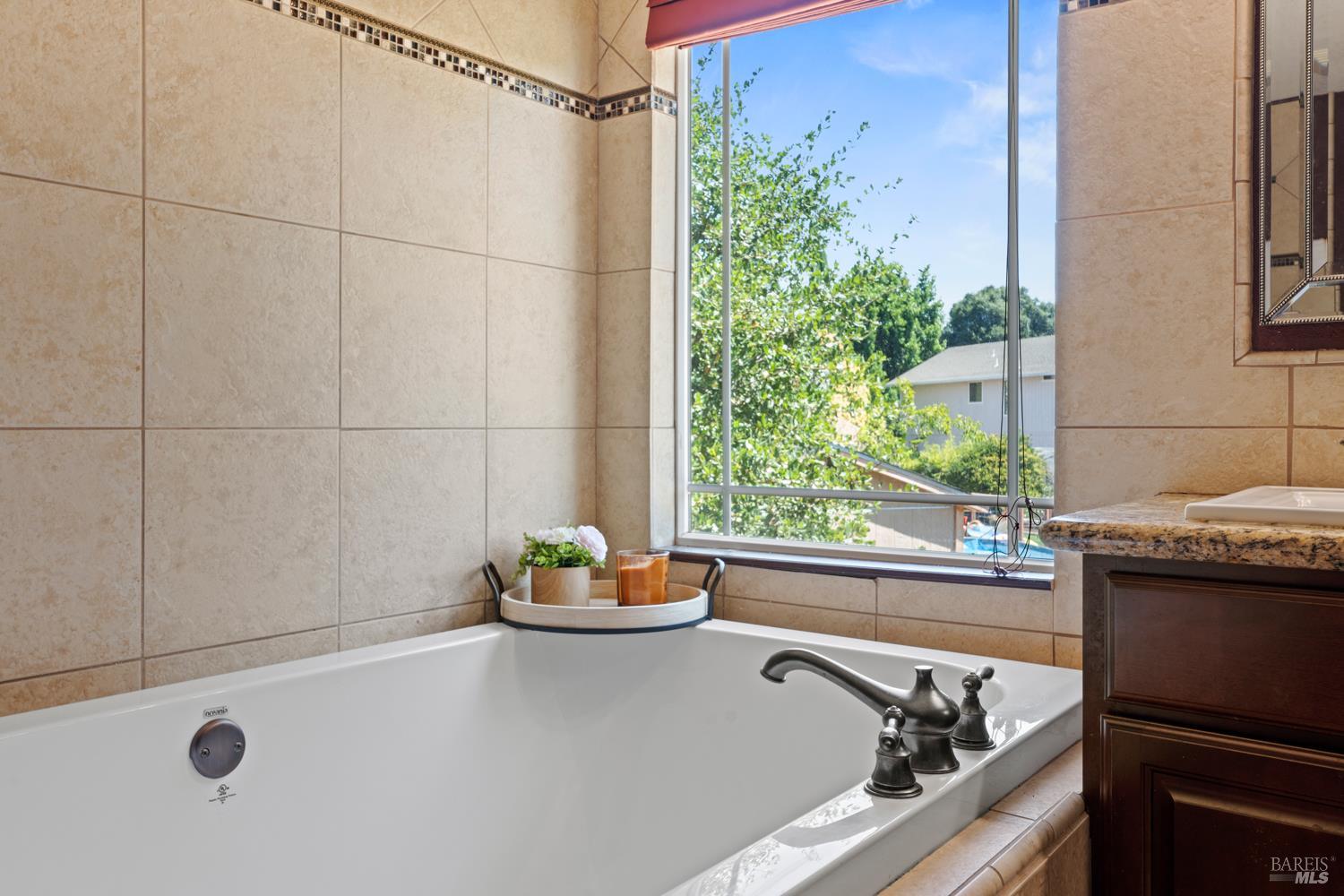 Detail Gallery Image 16 of 35 For 8621 Uva Dr, Redwood Valley,  CA 95470 - 3 Beds | 3 Baths