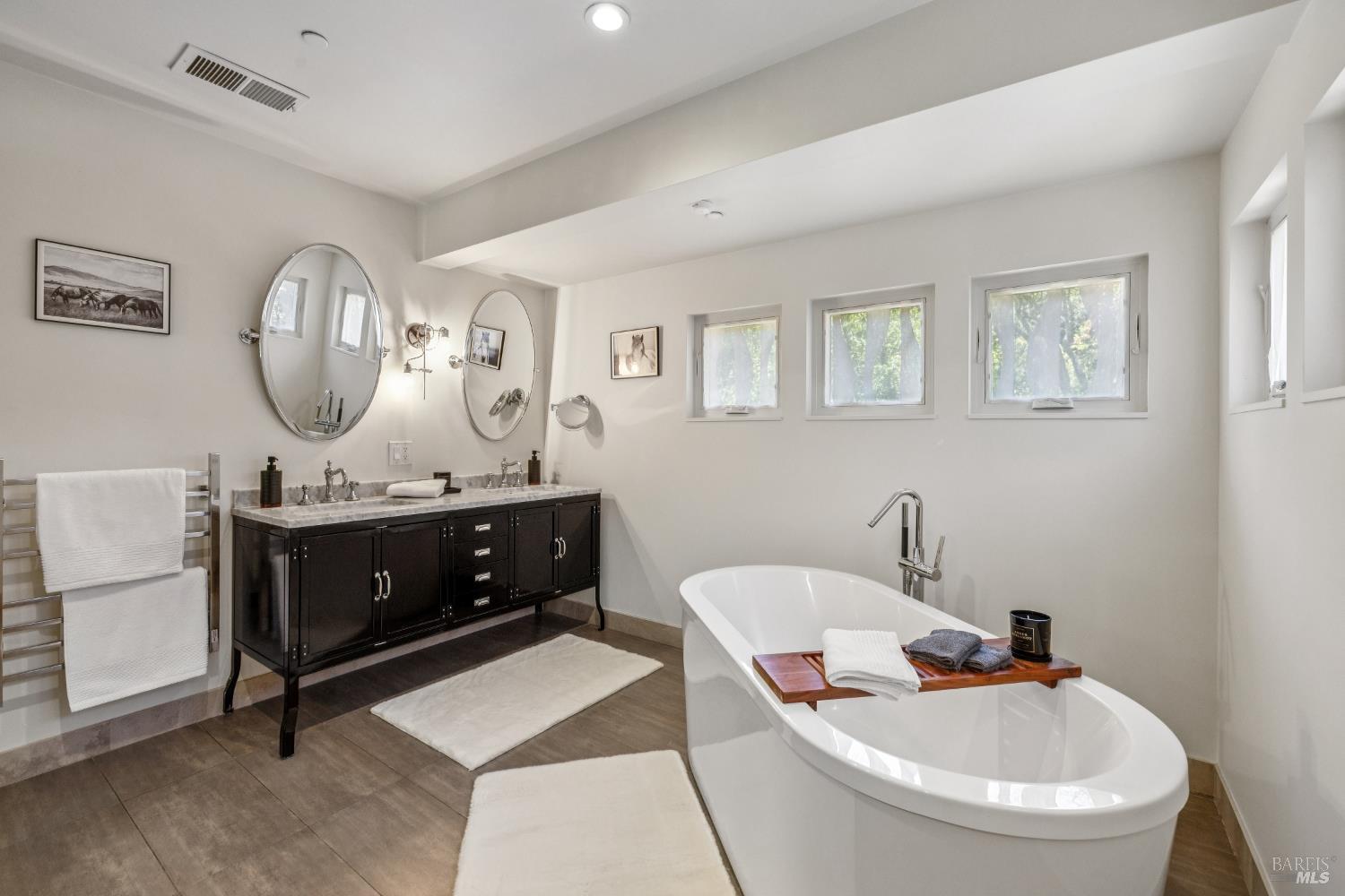 Detail Gallery Image 12 of 24 For 17 Juno Rd, Tiburon,  CA 94920 - 3 Beds | 3 Baths