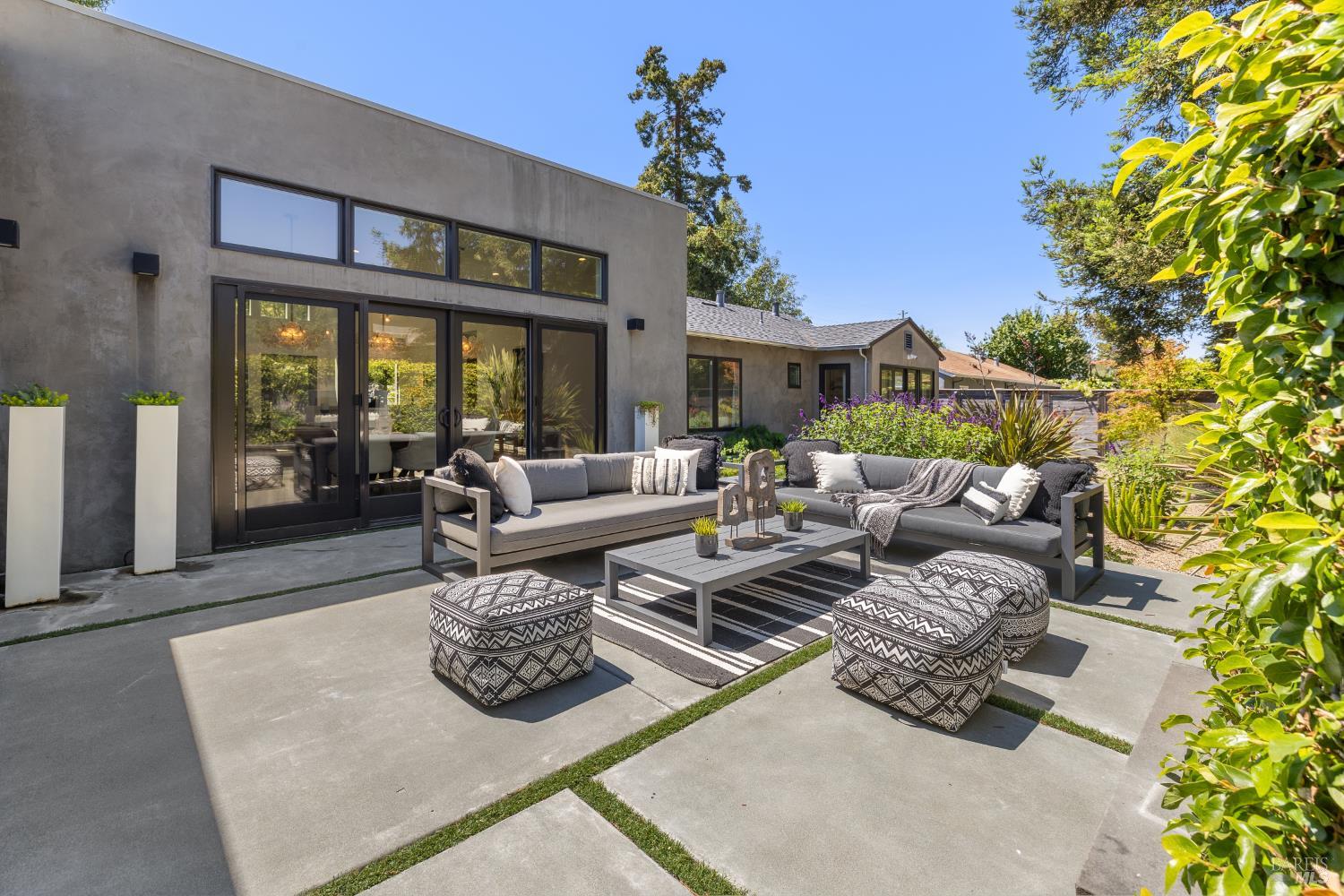 Detail Gallery Image 20 of 24 For 17 Juno Rd, Tiburon,  CA 94920 - 3 Beds | 3 Baths
