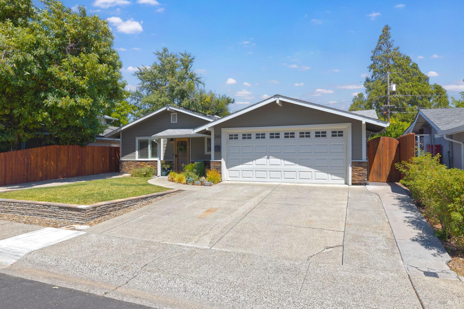 Detail Gallery Image 3 of 30 For 243 Cedar St, Vacaville,  CA 95688 - 4 Beds | 2 Baths