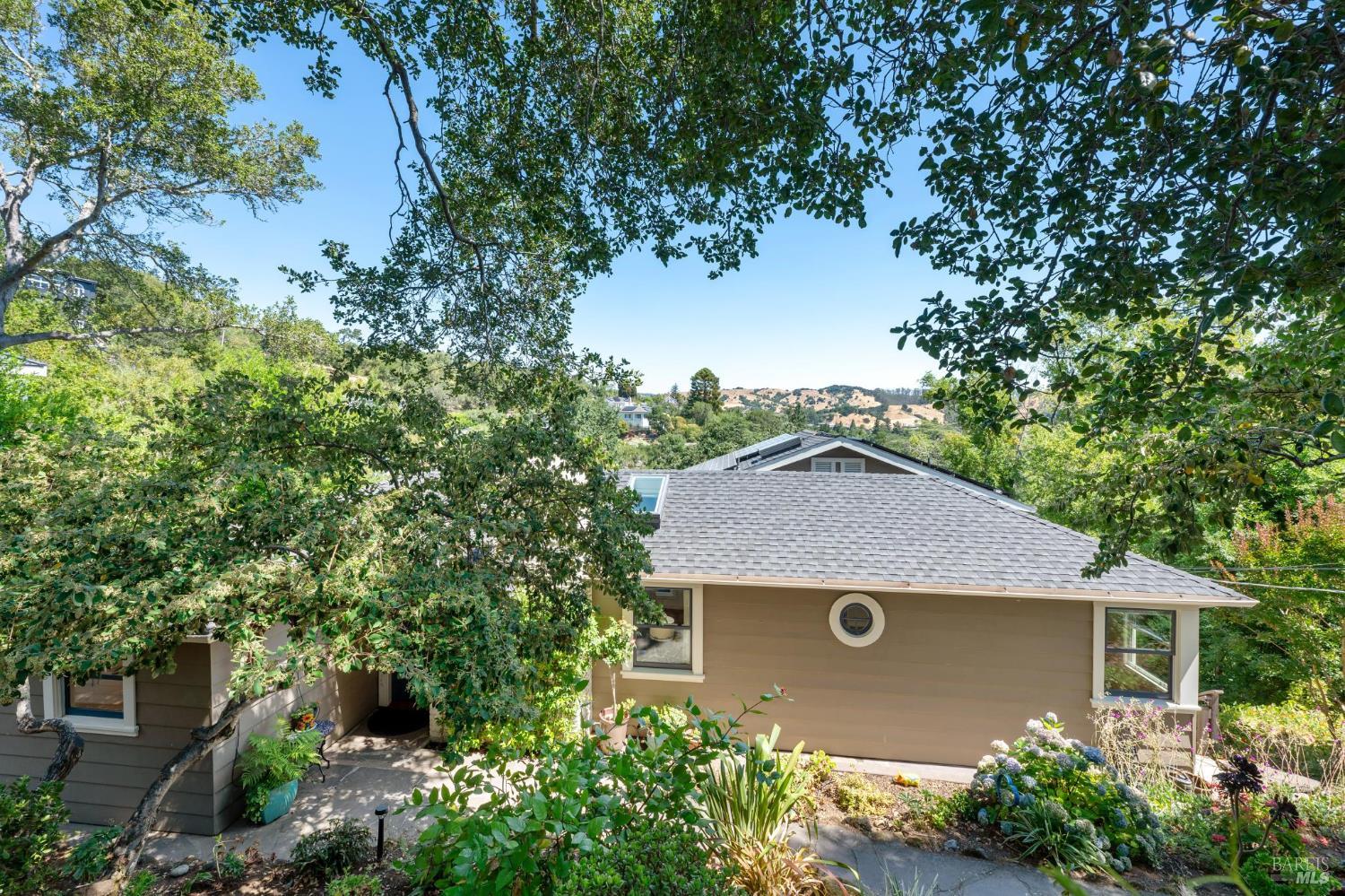 Detail Gallery Image 2 of 36 For 144 Melville Ave, San Anselmo,  CA 94960 - 3 Beds | 3 Baths