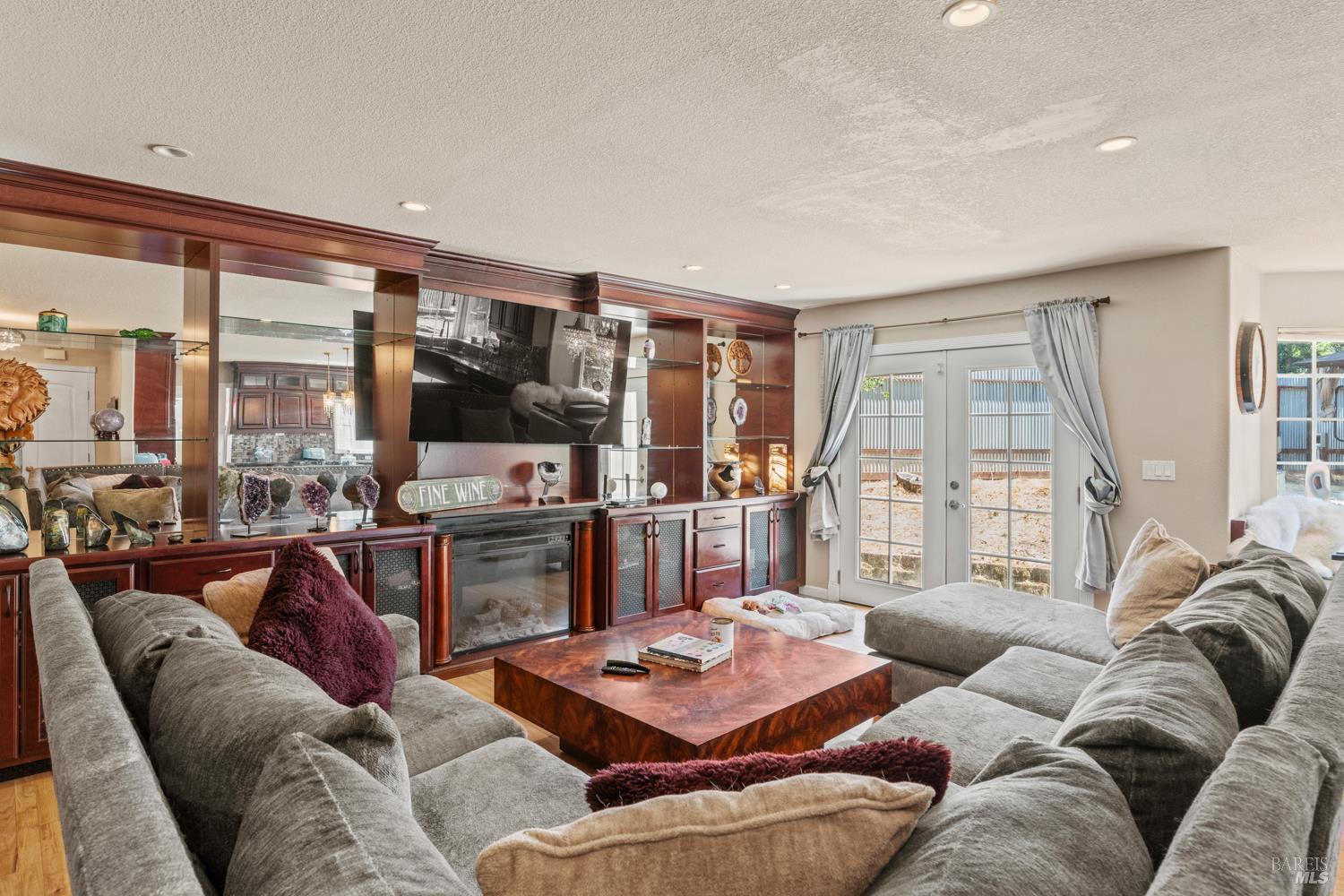 Detail Gallery Image 8 of 35 For 8621 Uva Dr, Redwood Valley,  CA 95470 - 3 Beds | 3 Baths