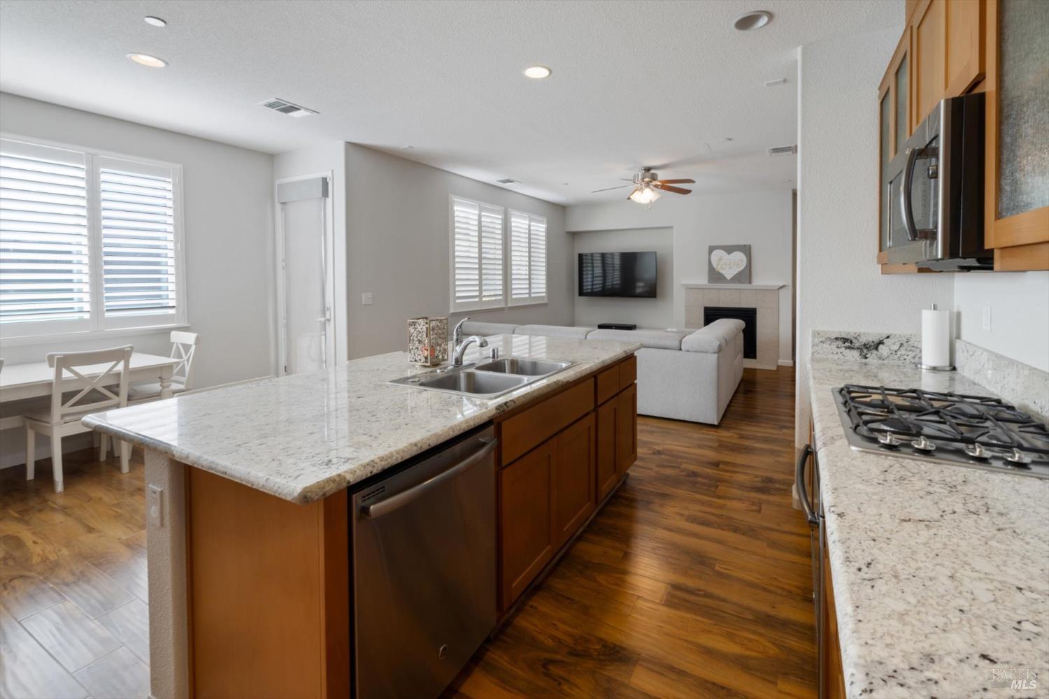 Detail Gallery Image 14 of 63 For 5294 Gramercy Cir, Fairfield,  CA 94533 - 5 Beds | 3/1 Baths