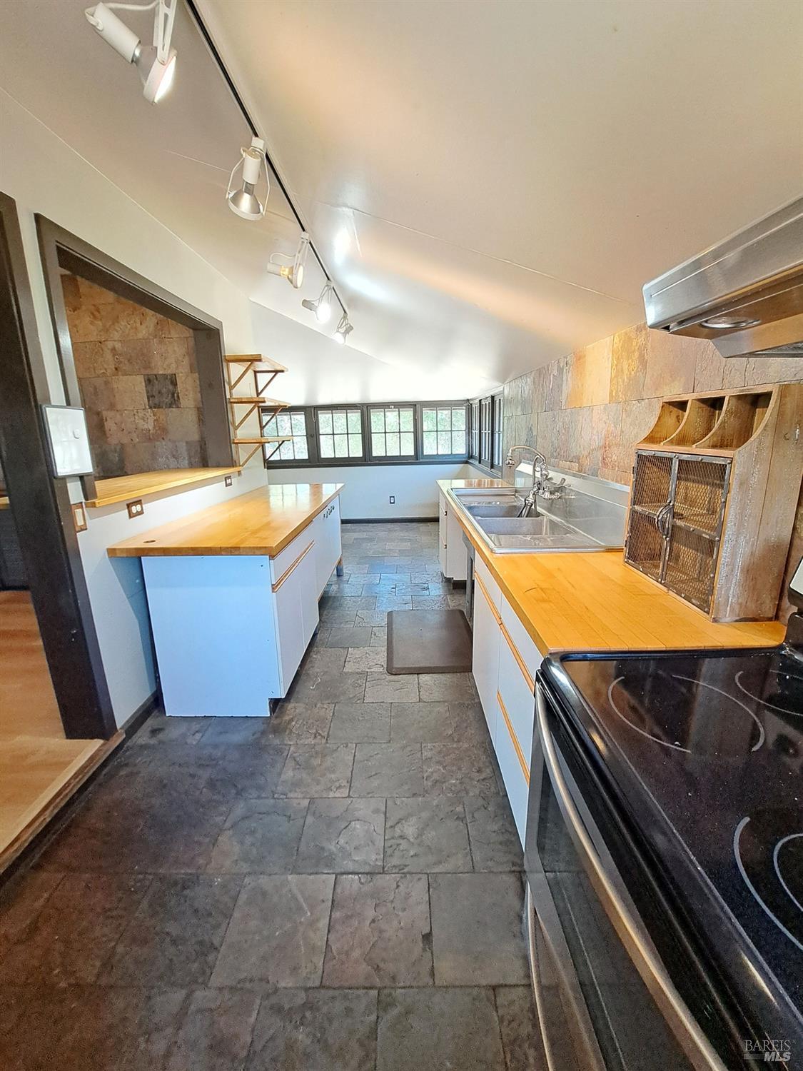 Detail Gallery Image 12 of 41 For 1705 Wooden Valley Rd, Napa,  CA 94558 - 1 Beds | 1 Baths