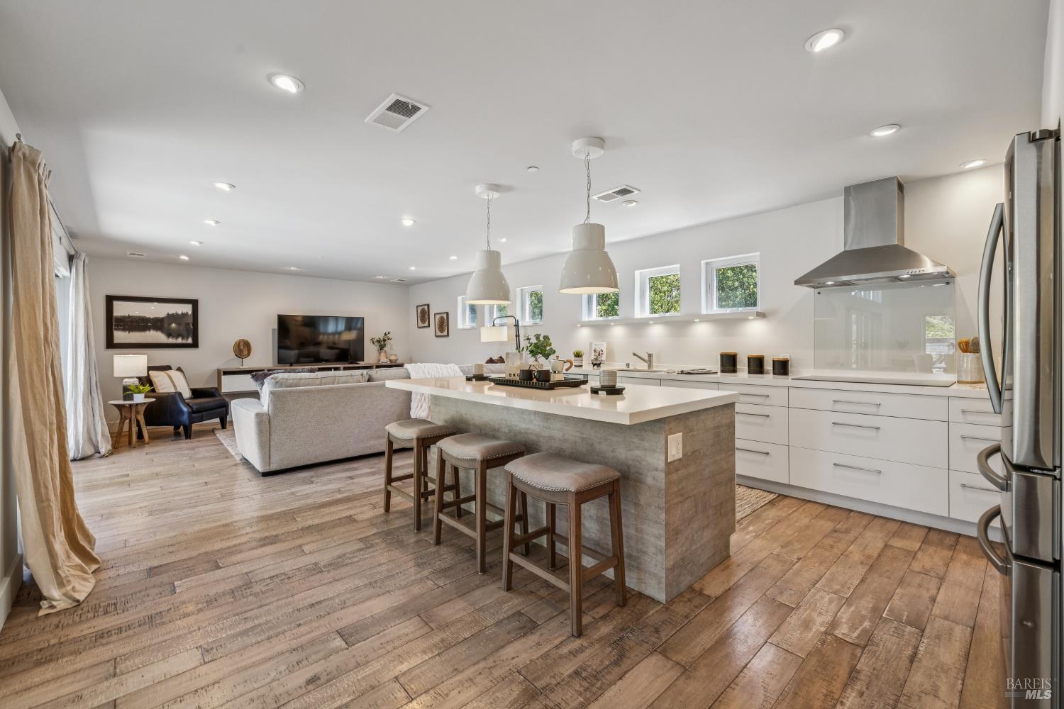 Detail Gallery Image 5 of 24 For 17 Juno Rd, Tiburon,  CA 94920 - 3 Beds | 3 Baths