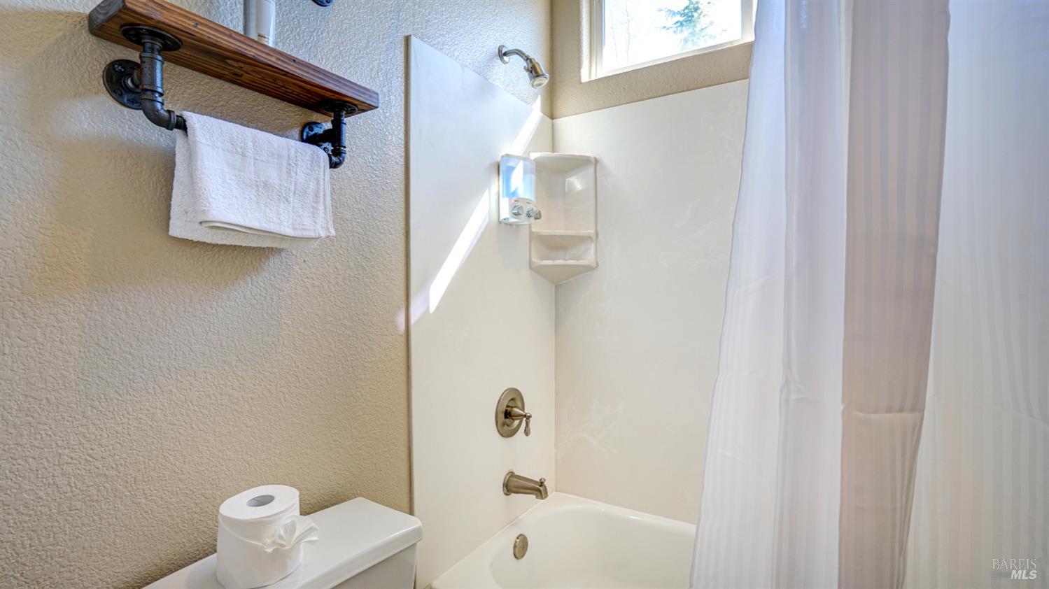 Detail Gallery Image 22 of 43 For 8414 Stomper Dr, Windsor,  CA 95492 - 4 Beds | 3 Baths