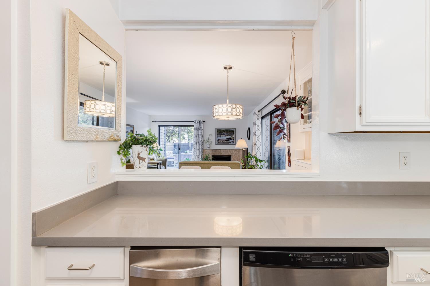 Detail Gallery Image 5 of 34 For 62 Cypress Pl, Sausalito,  CA 94965 - 2 Beds | 2 Baths