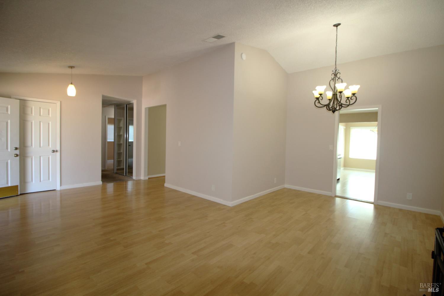 Detail Gallery Image 4 of 24 For 619 Barnacle Way, Suisun City,  CA 94585 - 3 Beds | 2 Baths