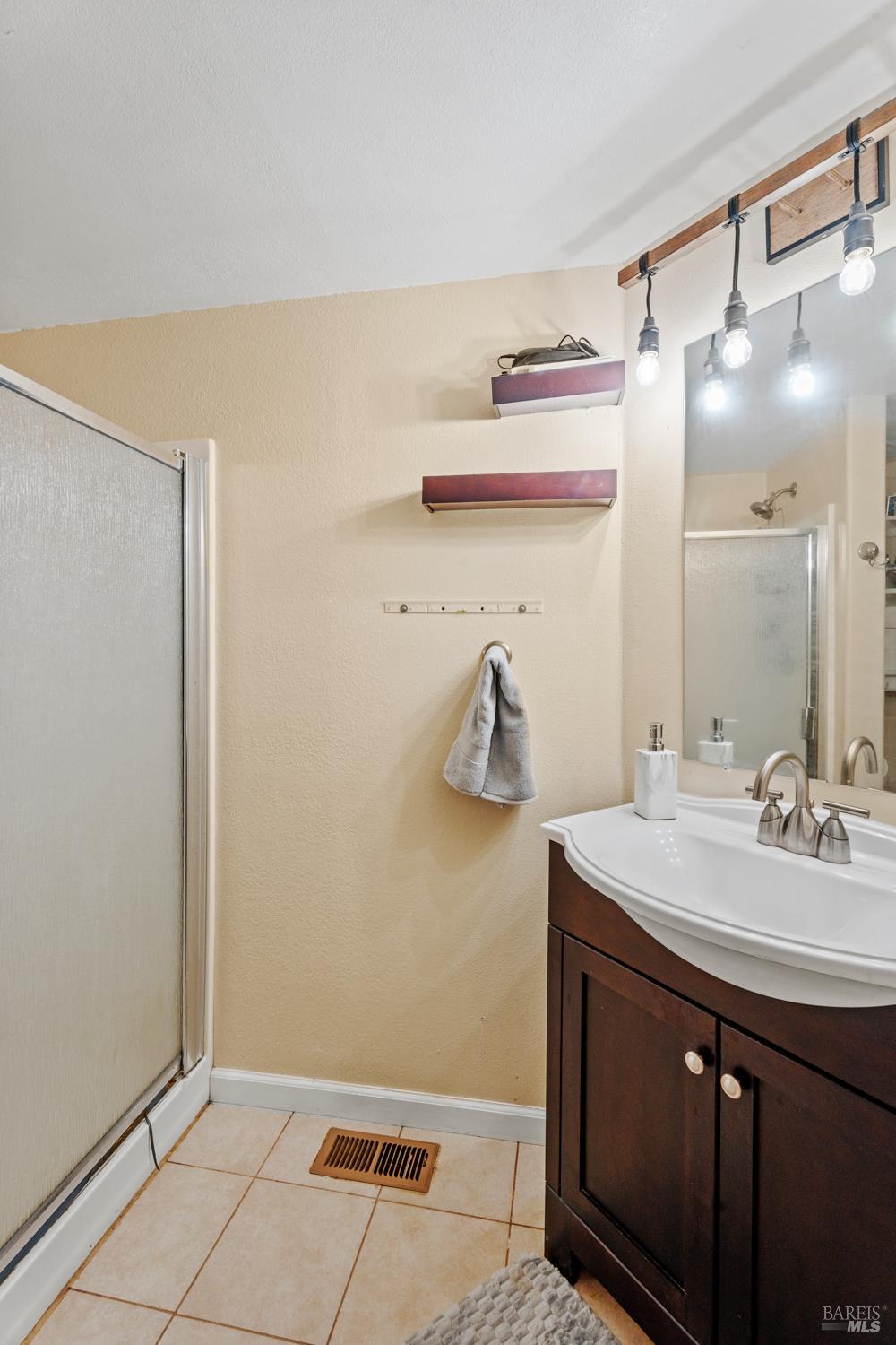 Detail Gallery Image 23 of 35 For 8621 Uva Dr, Redwood Valley,  CA 95470 - 3 Beds | 3 Baths