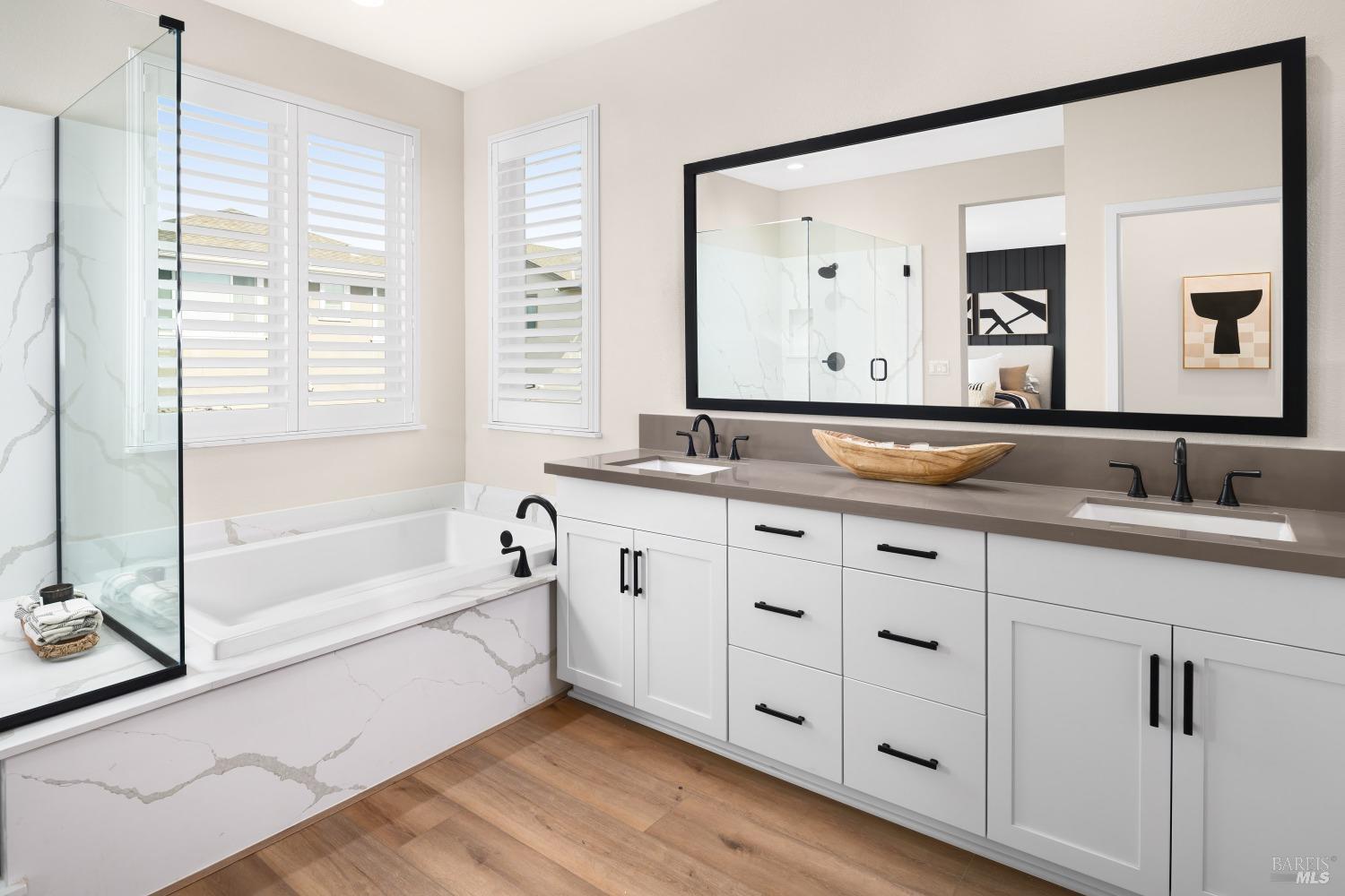 Detail Gallery Image 6 of 7 For 2543 Courtney Ave, Santa Rosa,  CA 95403 - 3 Beds | 3 Baths
