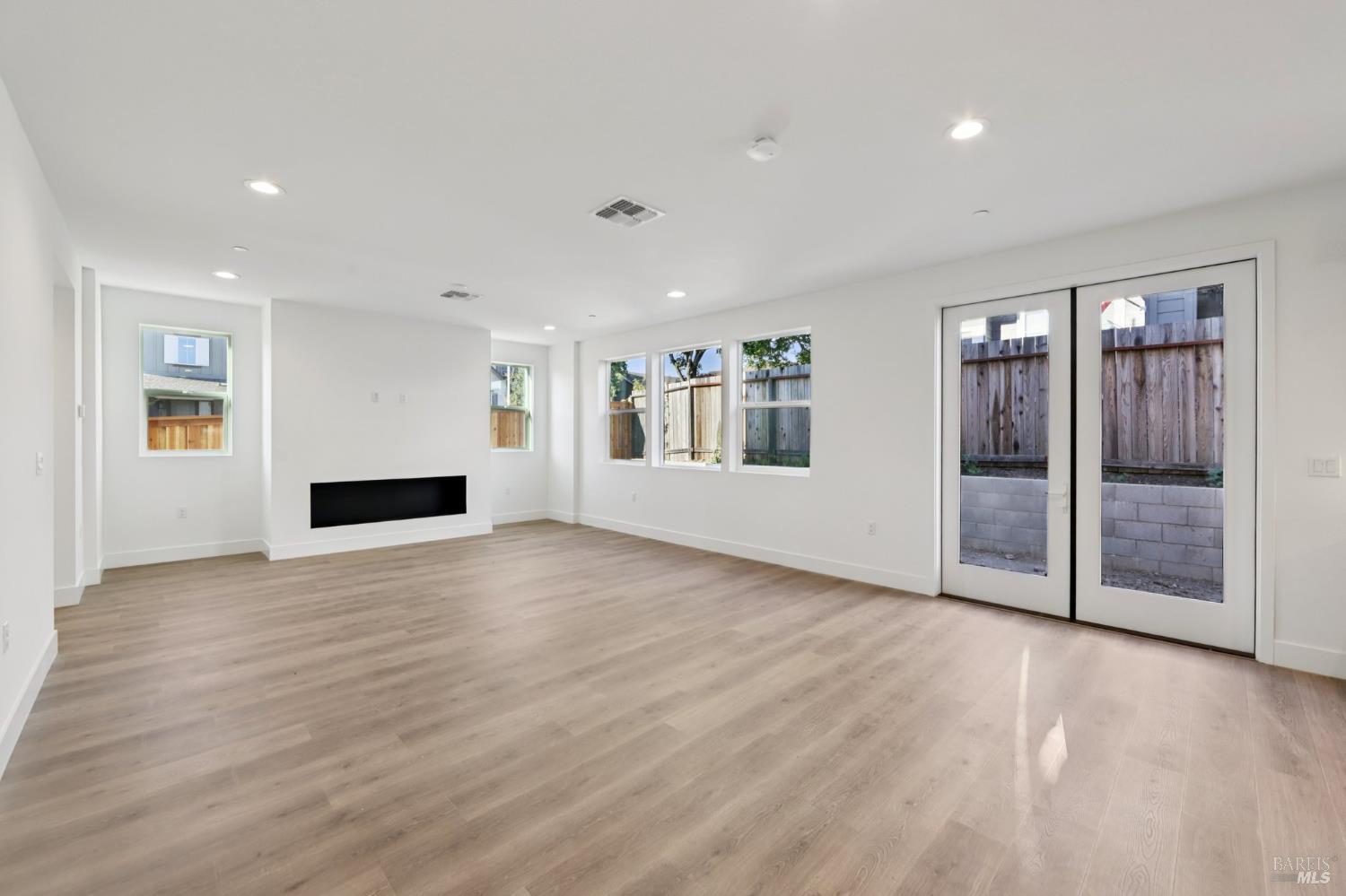 Detail Gallery Image 9 of 40 For 1576 Claritin St, Santa Rosa,  CA 95403 - 4 Beds | 4 Baths