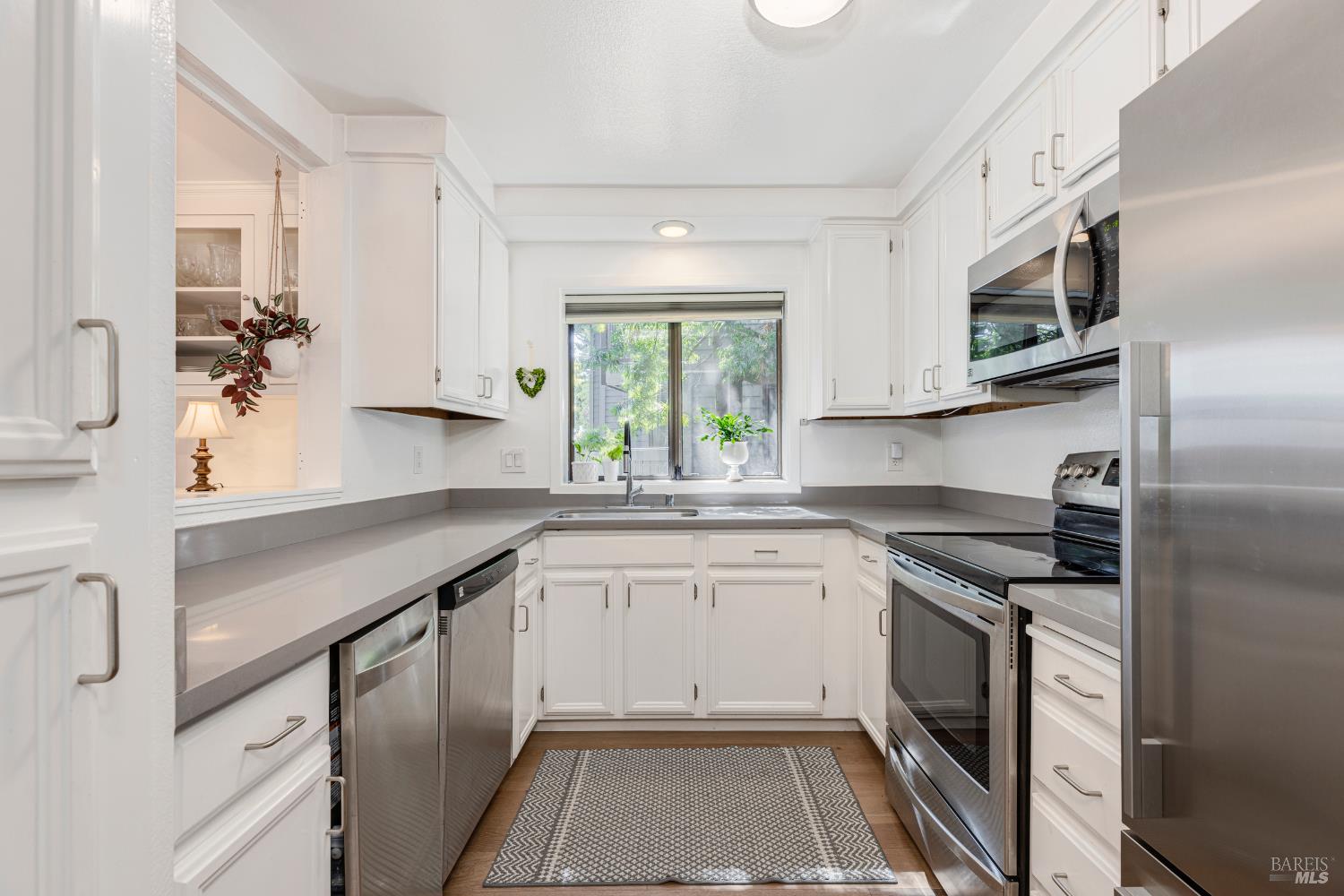 Detail Gallery Image 3 of 34 For 62 Cypress Pl, Sausalito,  CA 94965 - 2 Beds | 2 Baths