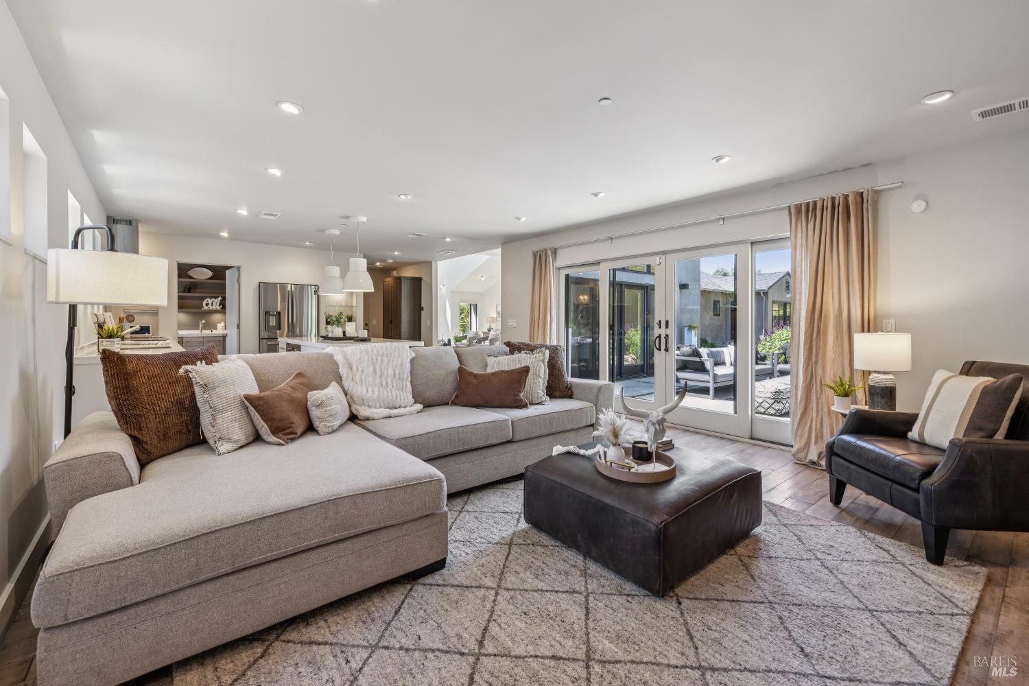 Detail Gallery Image 8 of 24 For 17 Juno Rd, Tiburon,  CA 94920 - 3 Beds | 3 Baths