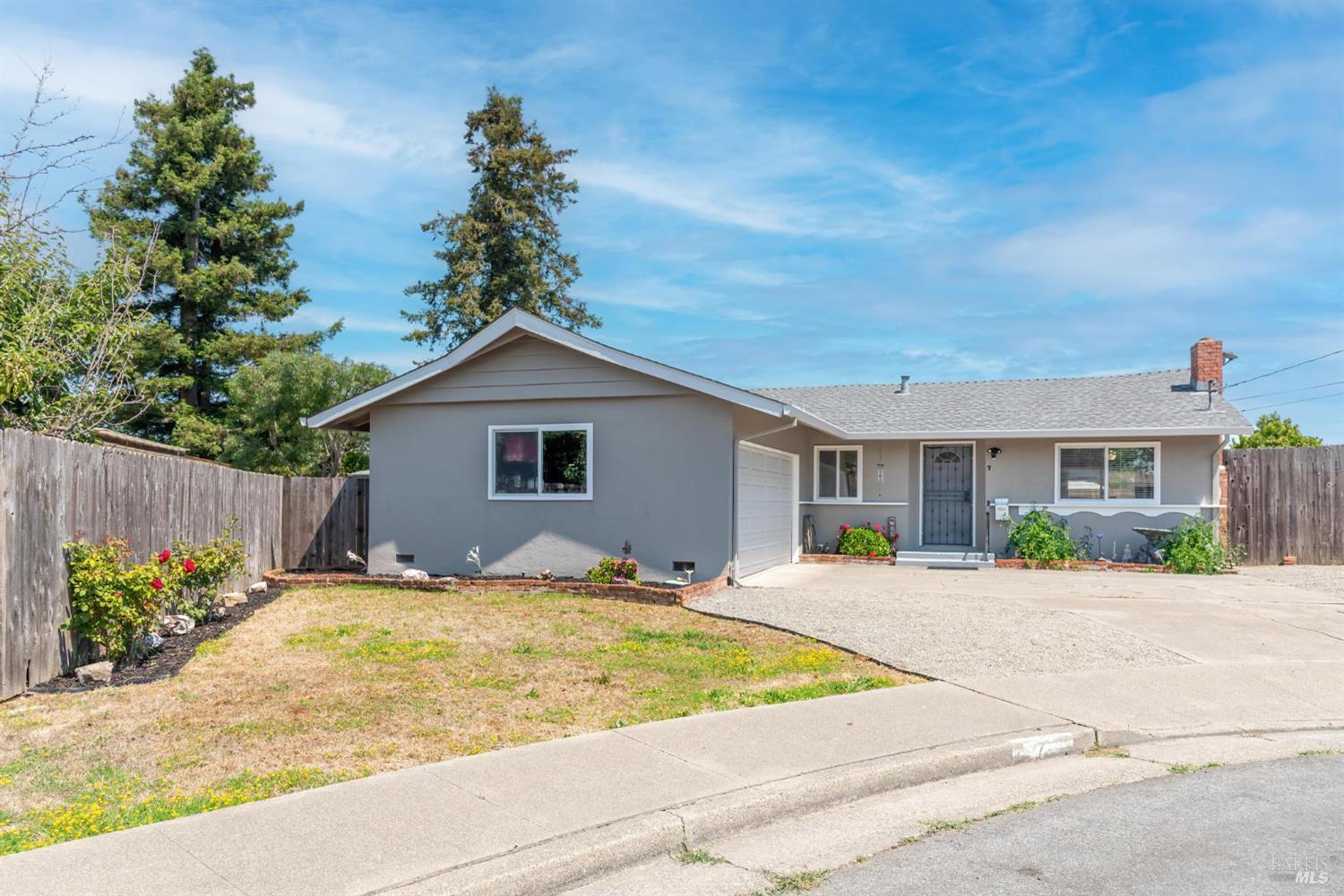 Detail Gallery Image 2 of 23 For 7 Pidgeon Ct, Petaluma,  CA 94952 - 3 Beds | 2 Baths