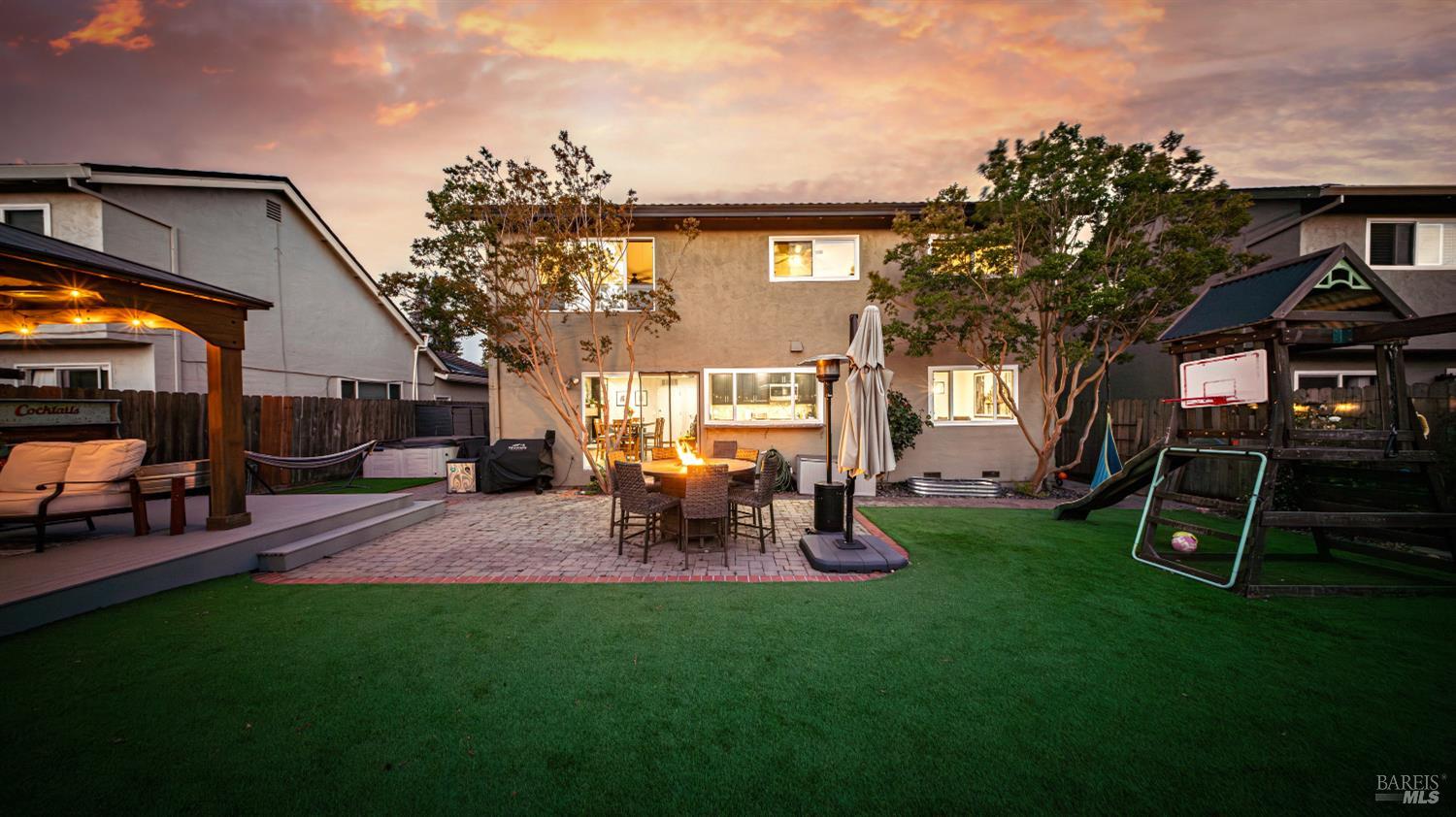 Detail Gallery Image 27 of 61 For 1711 Capistrano Dr, Petaluma,  CA 94954 - 6 Beds | 2/1 Baths