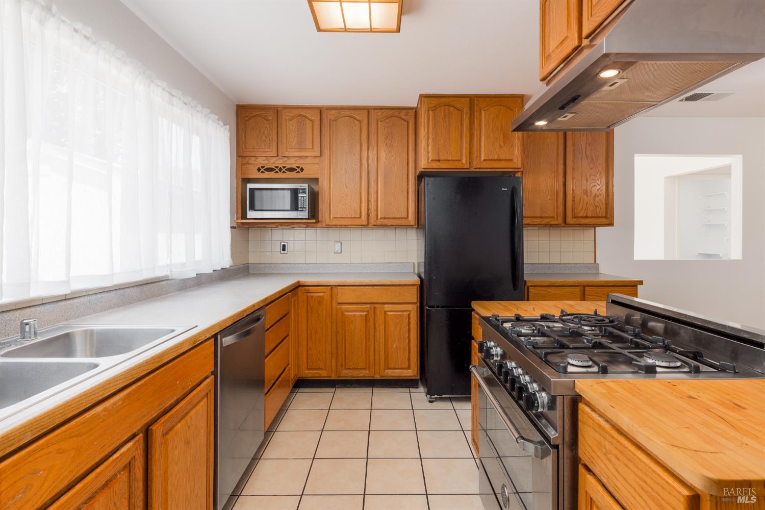 Detail Gallery Image 7 of 19 For 1523 Wimbledon Ct, Santa Rosa,  CA 95401 - 4 Beds | 2 Baths