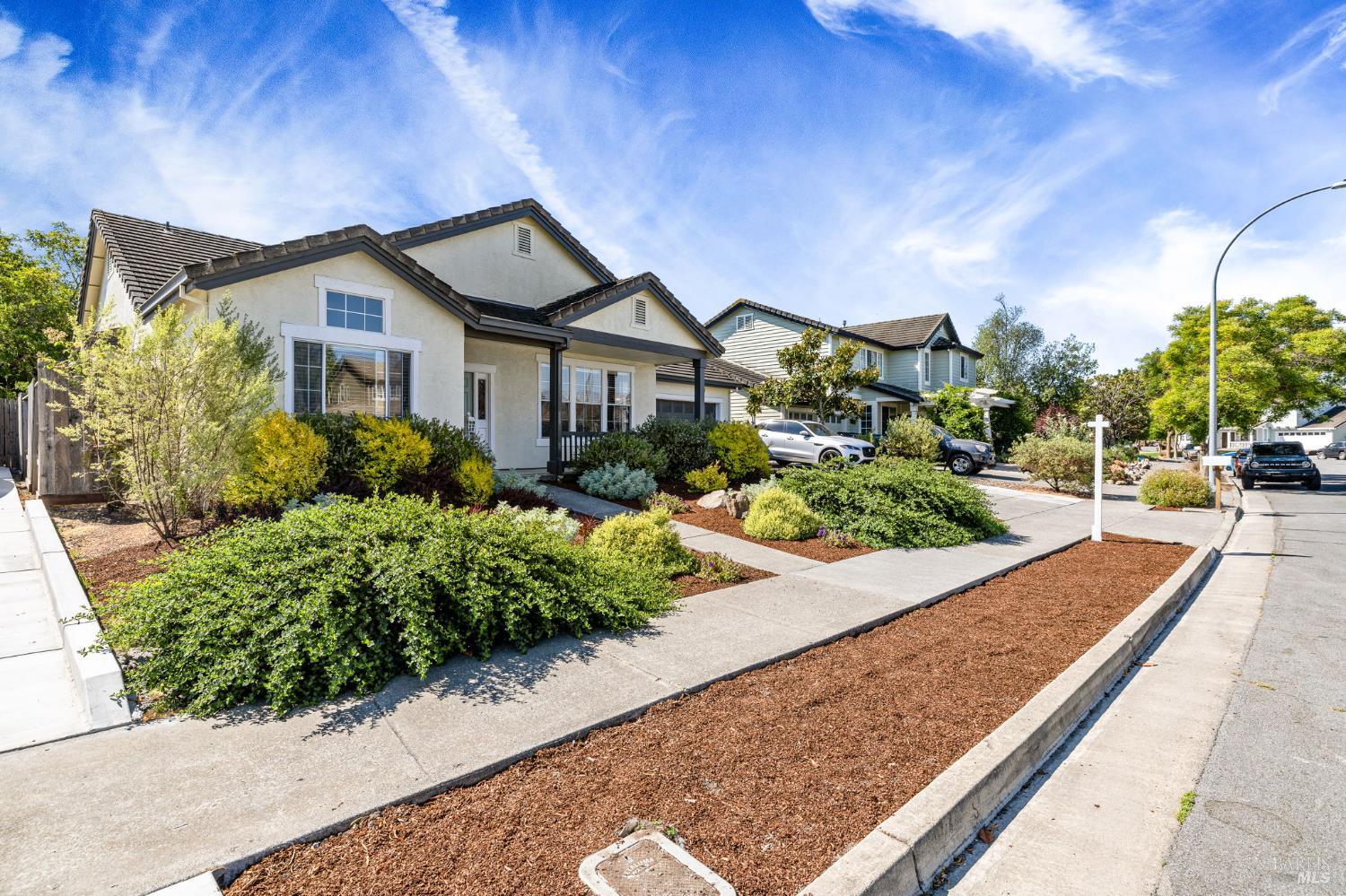 Detail Gallery Image 4 of 47 For 1628 Andover Way, Petaluma,  CA 94954 - 4 Beds | 2 Baths