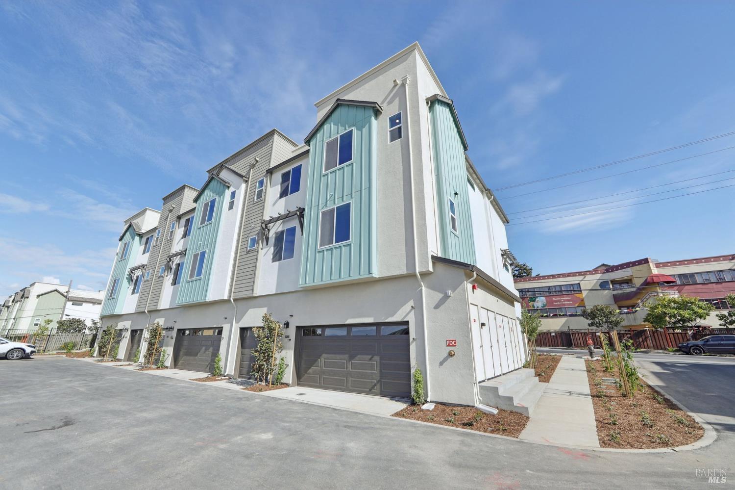 Detail Gallery Image 2 of 14 For 5190 Blossom Cir, Richmond,  CA 94804 - 3 Beds | 3 Baths