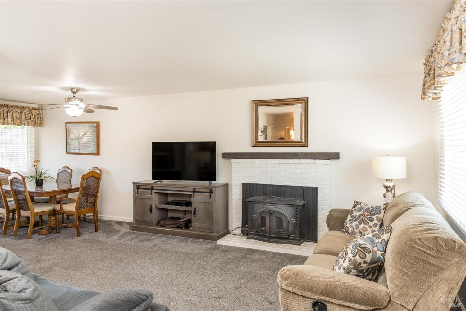 Detail Gallery Image 5 of 23 For 7 Pidgeon Ct, Petaluma,  CA 94952 - 3 Beds | 2 Baths