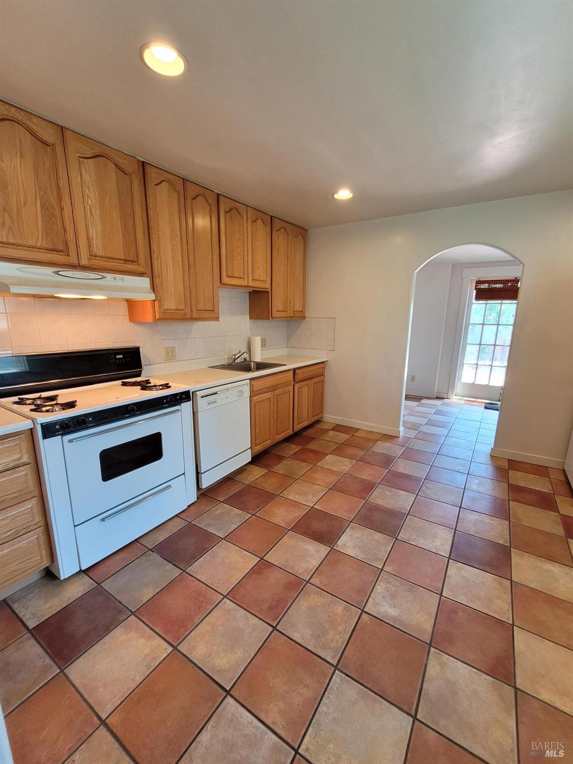 Detail Gallery Image 5 of 18 For 18135 Lucas Ave, Sonoma,  CA 95476 - 2 Beds | 2 Baths