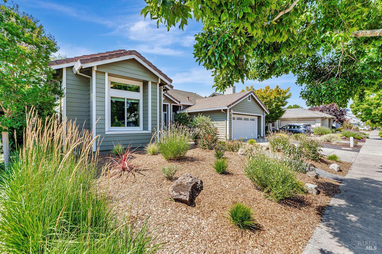 Detail Gallery Image 3 of 43 For 1705 Andover Way, Petaluma,  CA 94954 - 4 Beds | 2 Baths