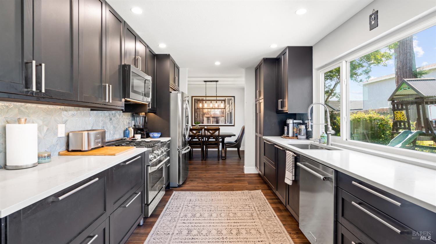Detail Gallery Image 3 of 61 For 1711 Capistrano Dr, Petaluma,  CA 94954 - 6 Beds | 2/1 Baths