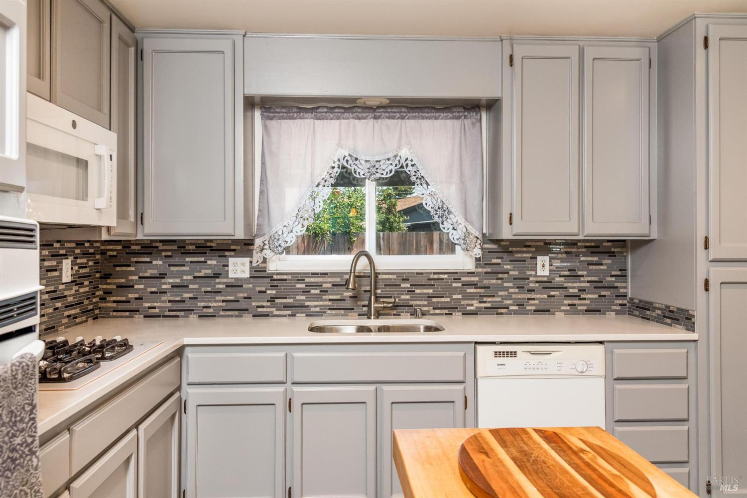 Detail Gallery Image 9 of 23 For 7 Pidgeon Ct, Petaluma,  CA 94952 - 3 Beds | 2 Baths
