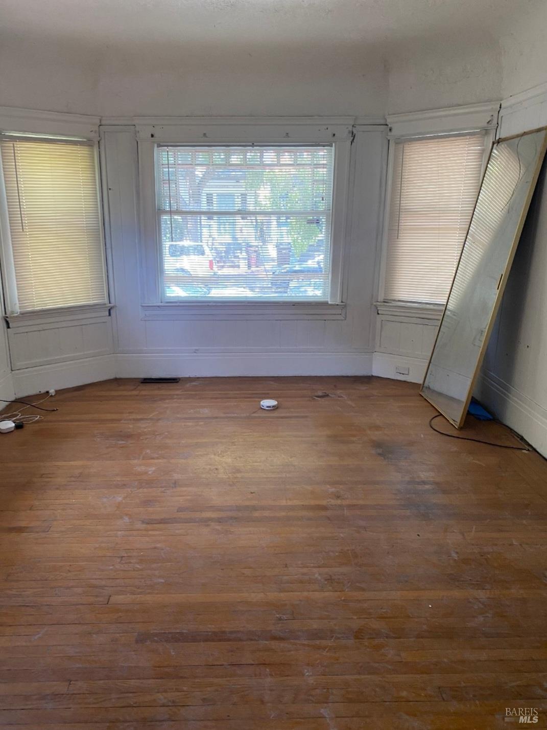 Detail Gallery Image 3 of 15 For 1055 56th St, Emeryville,  CA 94608 - 4 Beds | 2/1 Baths