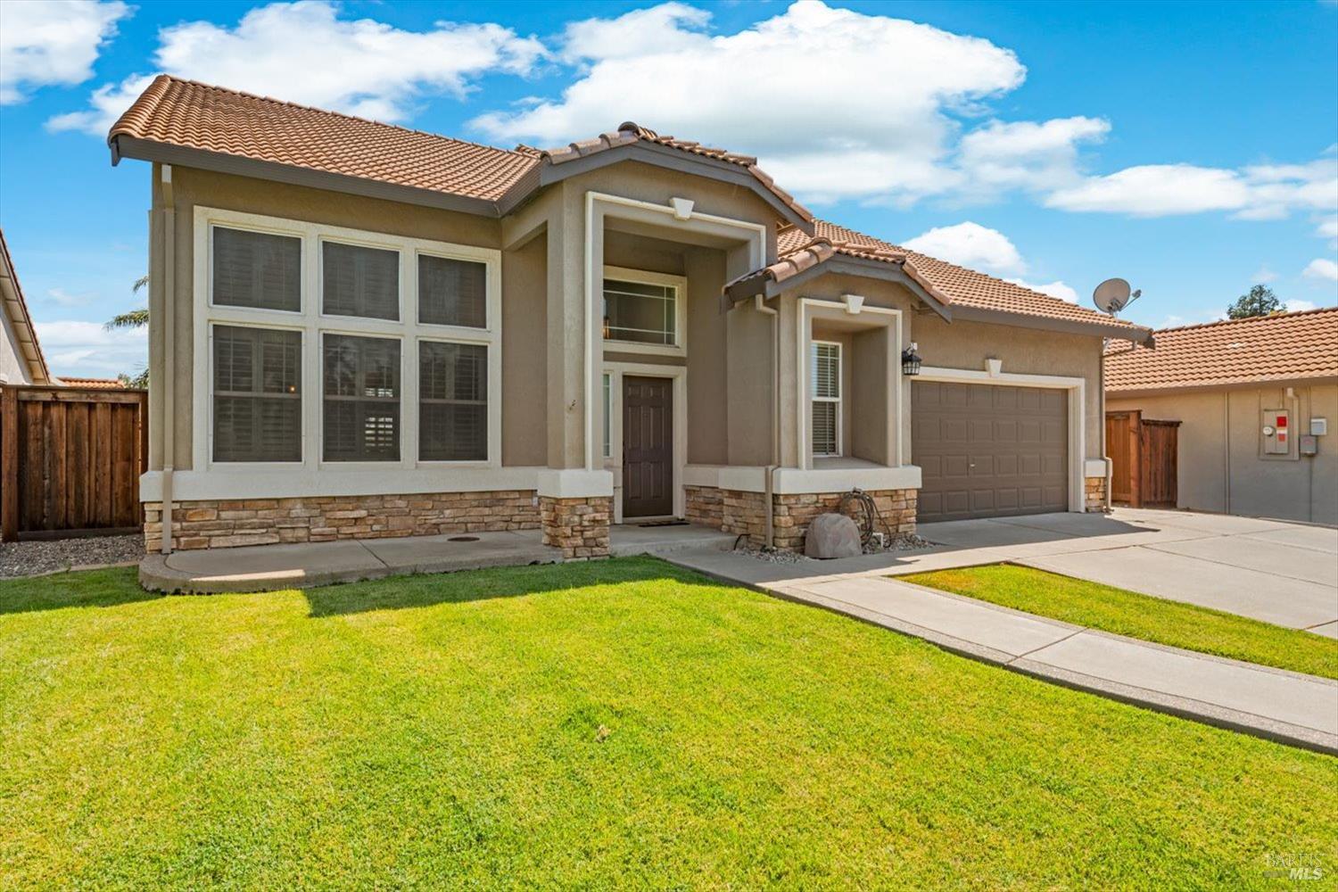 Detail Gallery Image 2 of 27 For 807 Kells Cir, Vacaville,  CA 95688 - 3 Beds | 2/1 Baths