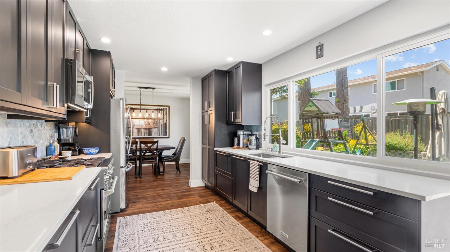 Detail Gallery Image 5 of 61 For 1711 Capistrano Dr, Petaluma,  CA 94954 - 6 Beds | 2/1 Baths