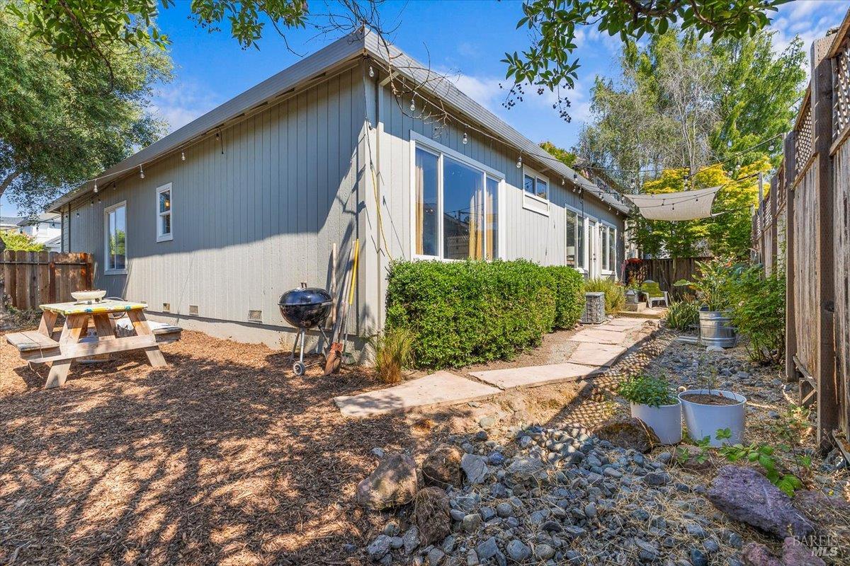 Detail Gallery Image 28 of 29 For 301 Hansbery Way, Santa Rosa,  CA 95409 - 3 Beds | 2 Baths