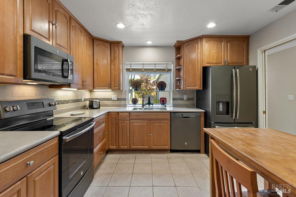 Detail Gallery Image 4 of 33 For 1774 Devonshire Dr, Benicia,  CA 94510 - 3 Beds | 2/1 Baths