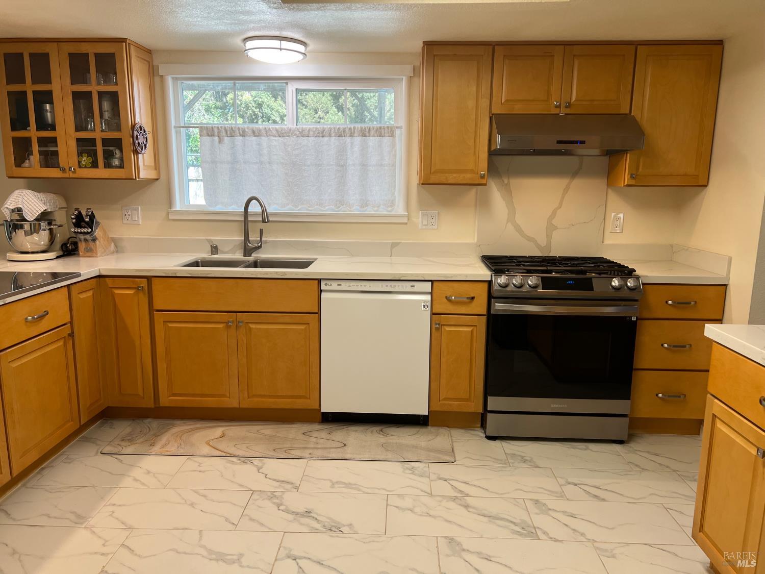 Detail Gallery Image 9 of 17 For 660 Berkshire Dr, Dixon,  CA 95620 - 4 Beds | 2/1 Baths