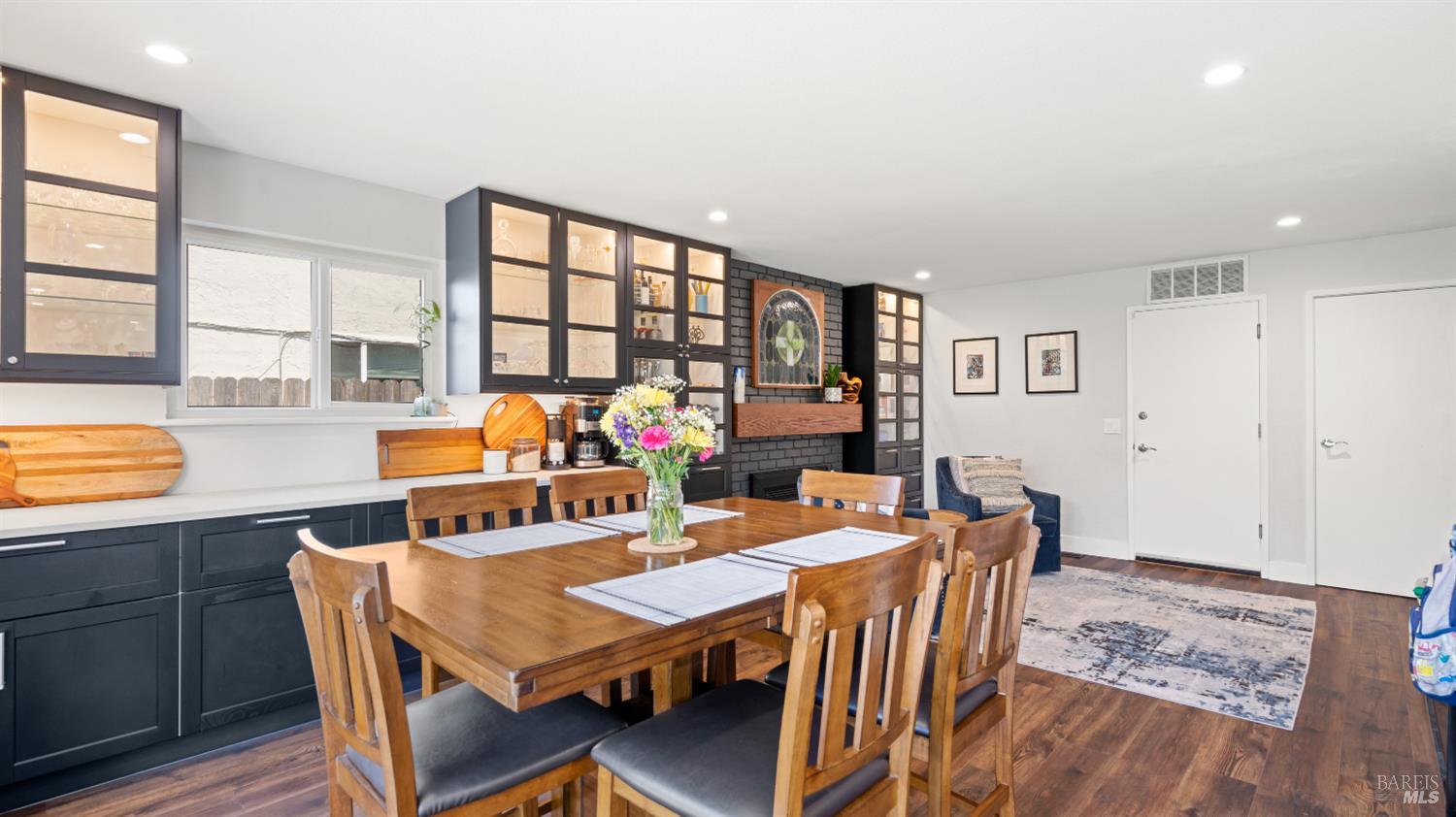 Detail Gallery Image 9 of 61 For 1711 Capistrano Dr, Petaluma,  CA 94954 - 6 Beds | 2/1 Baths