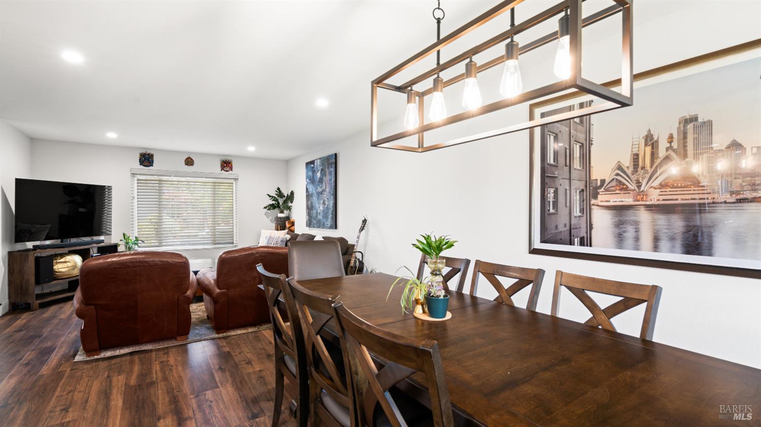 Detail Gallery Image 16 of 61 For 1711 Capistrano Dr, Petaluma,  CA 94954 - 6 Beds | 2/1 Baths