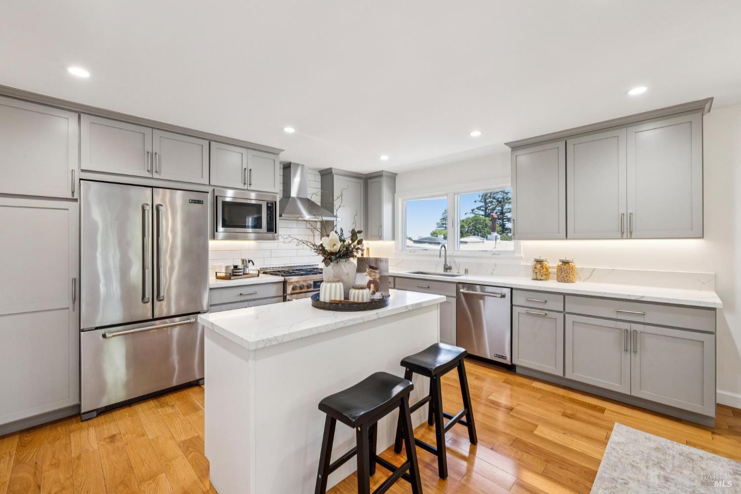 Detail Gallery Image 3 of 50 For 126 Ridge Rd, Fairfax,  CA 94930 - 3 Beds | 2 Baths