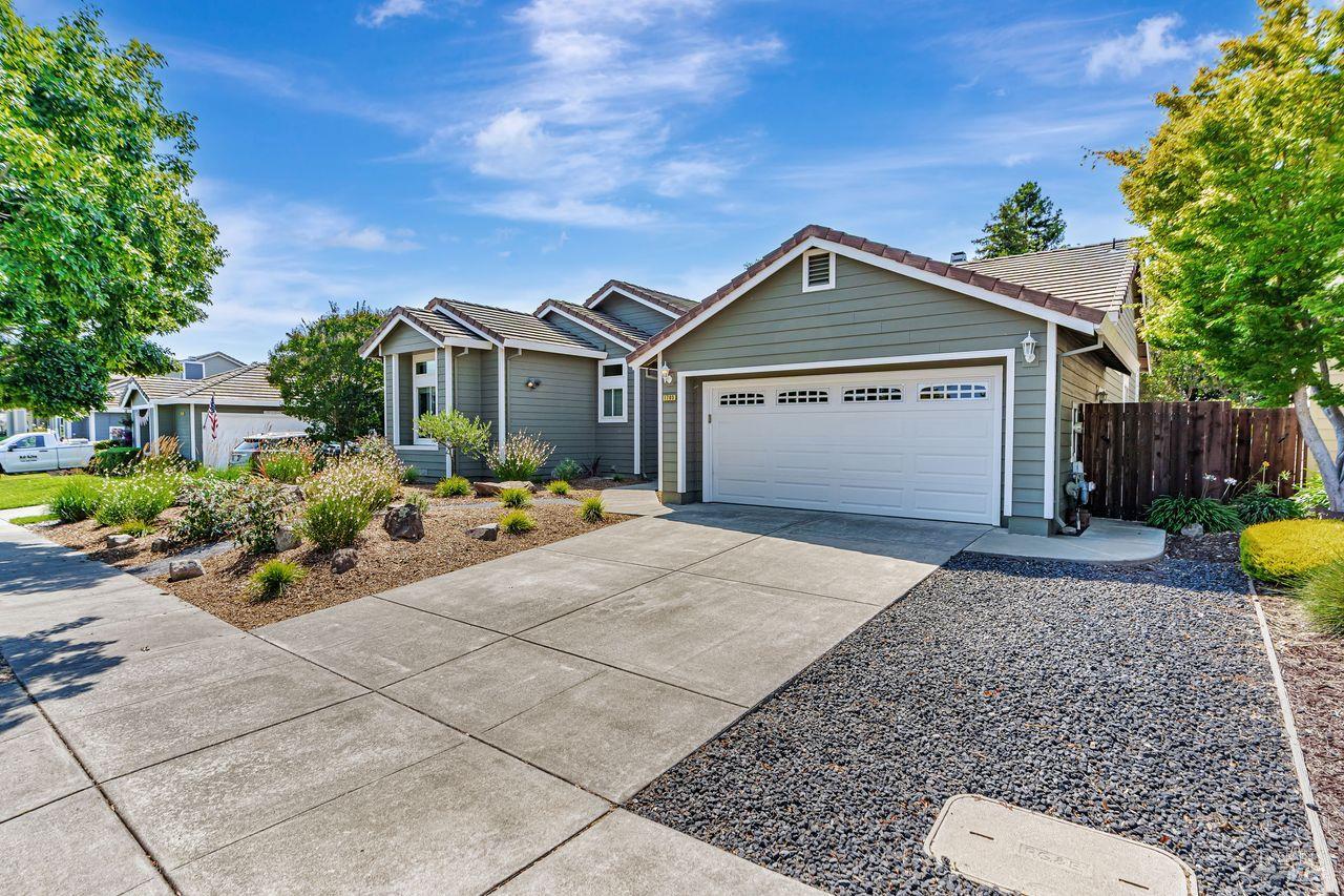 Detail Gallery Image 4 of 43 For 1705 Andover Way, Petaluma,  CA 94954 - 4 Beds | 2 Baths