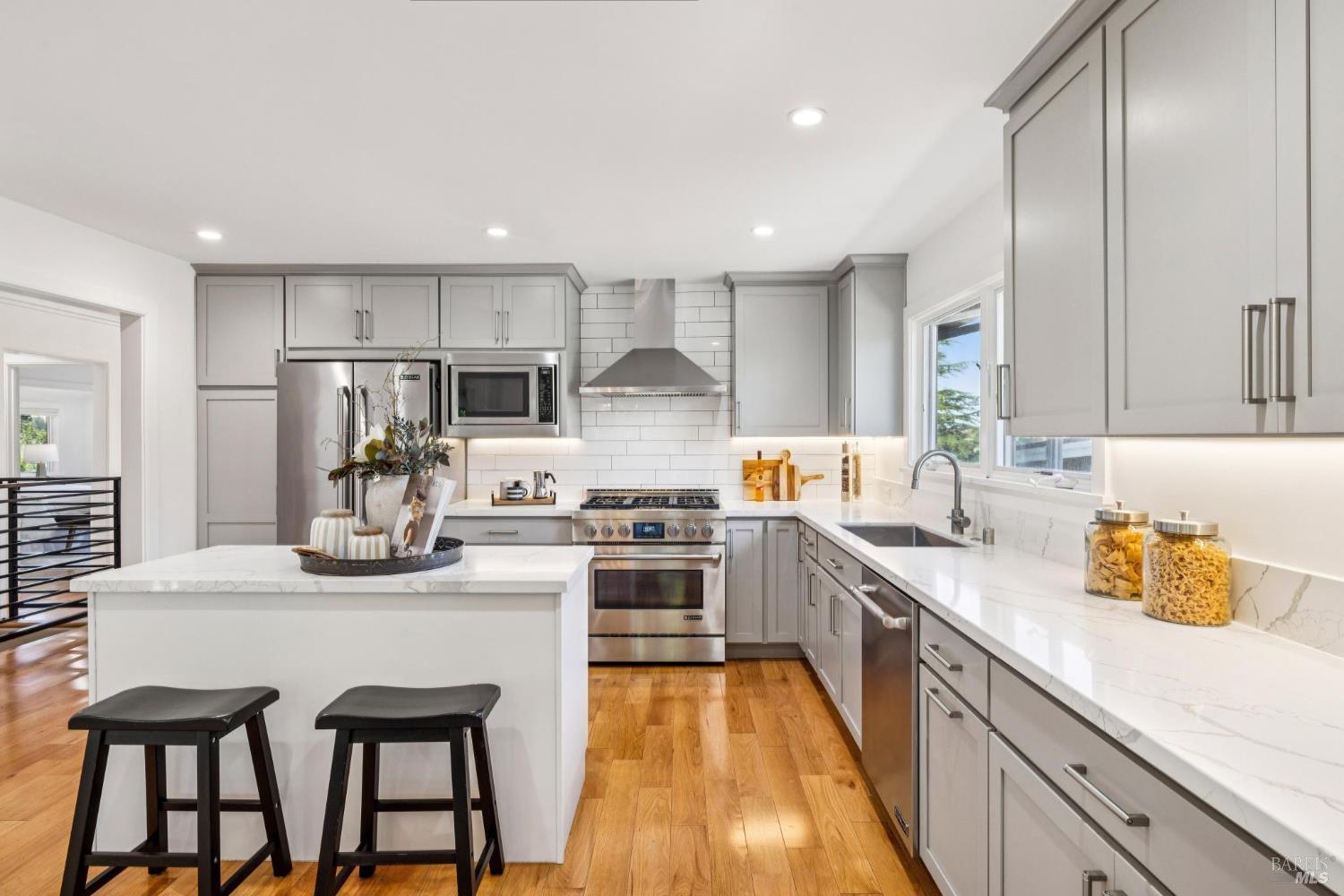 Detail Gallery Image 4 of 50 For 126 Ridge Rd, Fairfax,  CA 94930 - 3 Beds | 2 Baths
