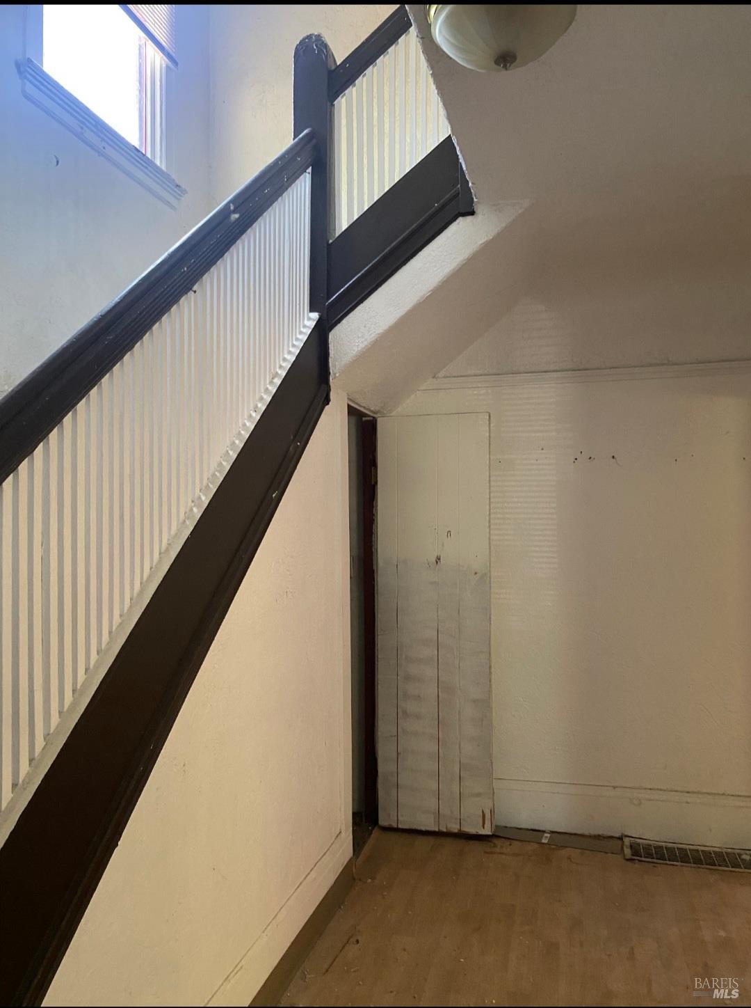 Detail Gallery Image 6 of 15 For 1055 56th St, Emeryville,  CA 94608 - 4 Beds | 2/1 Baths
