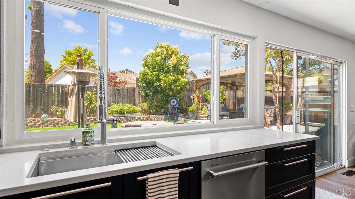 Detail Gallery Image 7 of 61 For 1711 Capistrano Dr, Petaluma,  CA 94954 - 6 Beds | 2/1 Baths