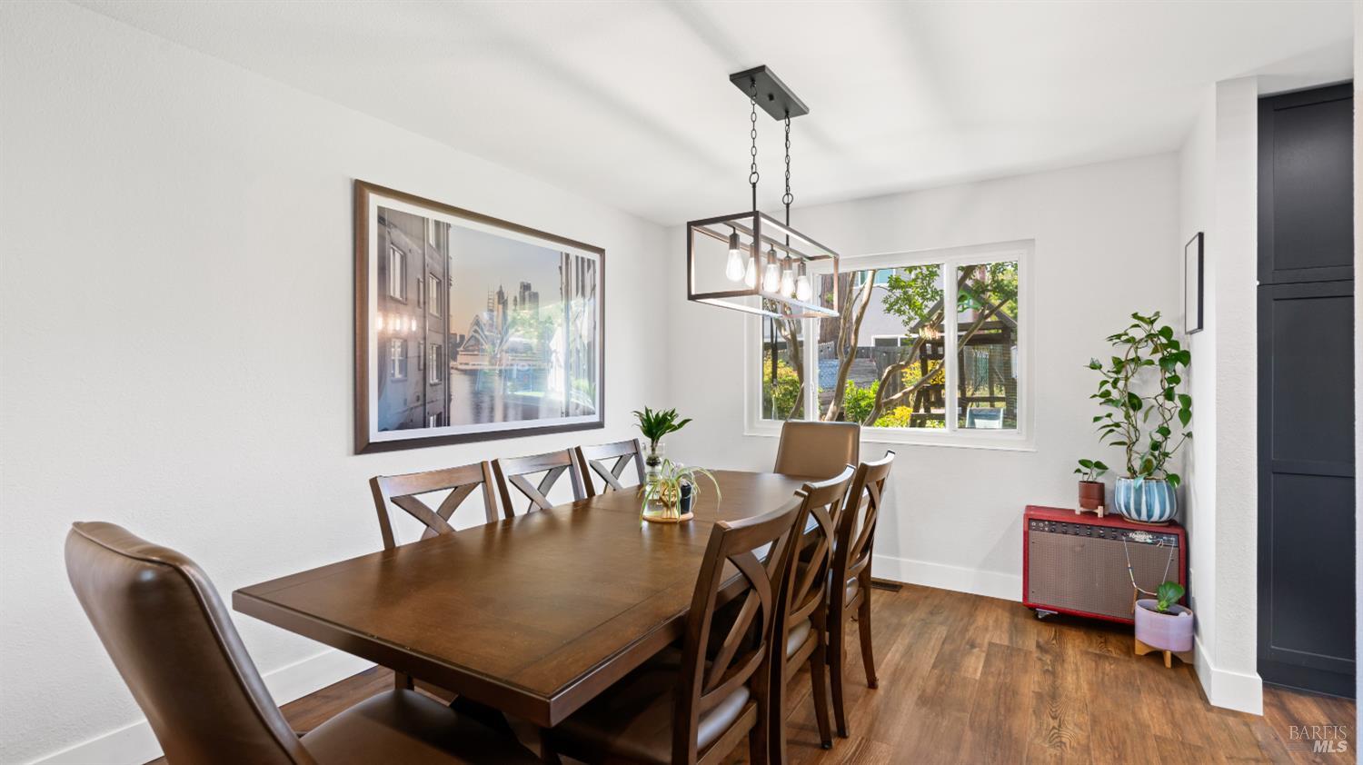 Detail Gallery Image 12 of 61 For 1711 Capistrano Dr, Petaluma,  CA 94954 - 6 Beds | 2/1 Baths