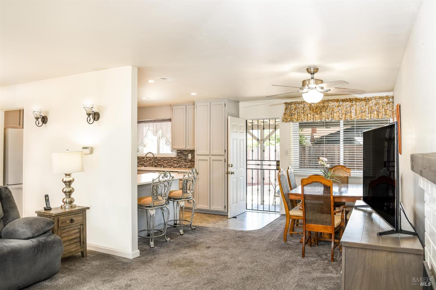 Detail Gallery Image 7 of 23 For 7 Pidgeon Ct, Petaluma,  CA 94952 - 3 Beds | 2 Baths